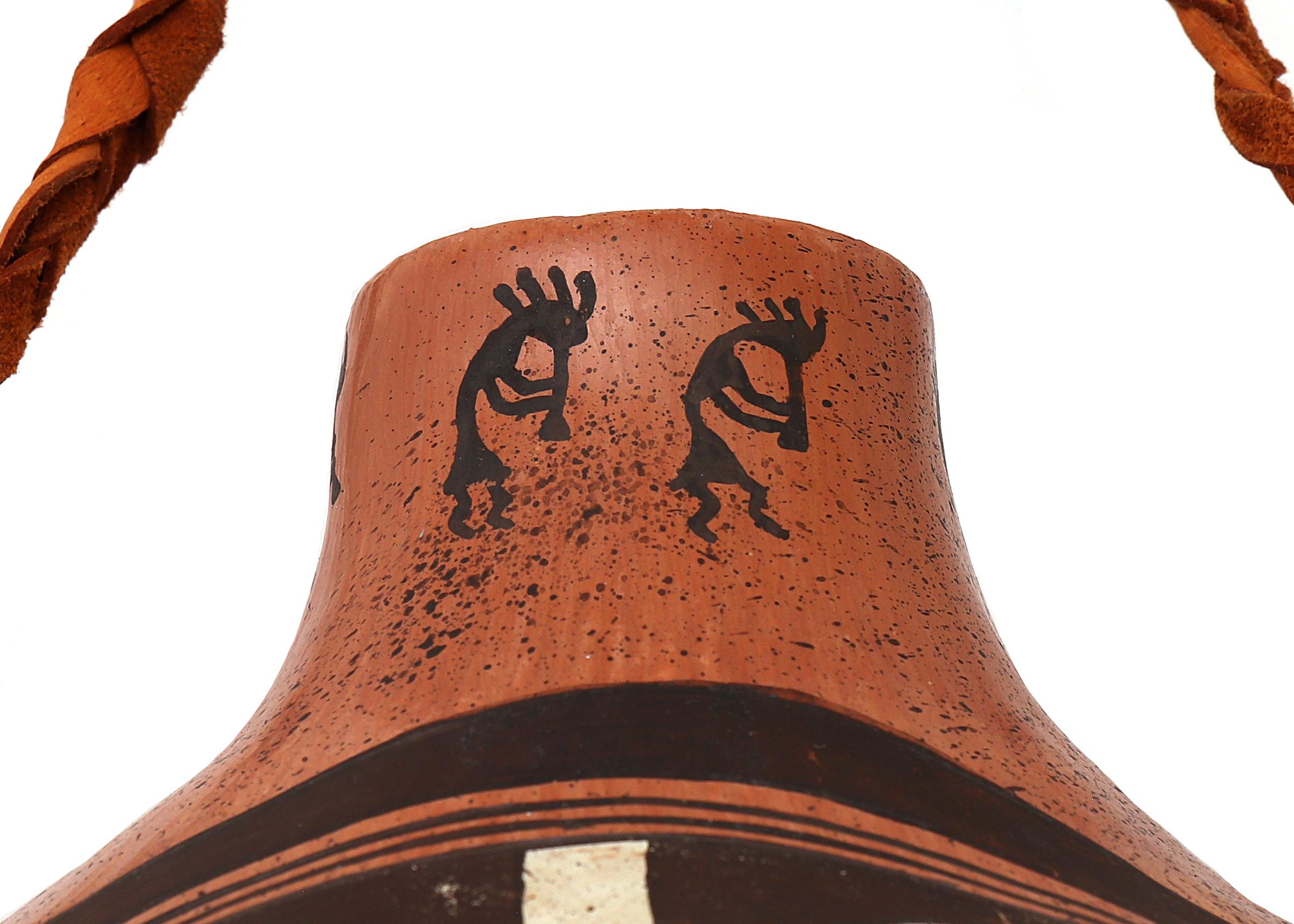 Cette exquise gourde en poterie peinte du célèbre artiste Hopi-Tewa Jean Sahme Nampeyo (né en 1949) est un exemple remarquable de poterie traditionnelle Hopi imprégnée d'art contemporain. Créée en 1989, cette gourde en céramique polychrome présente
