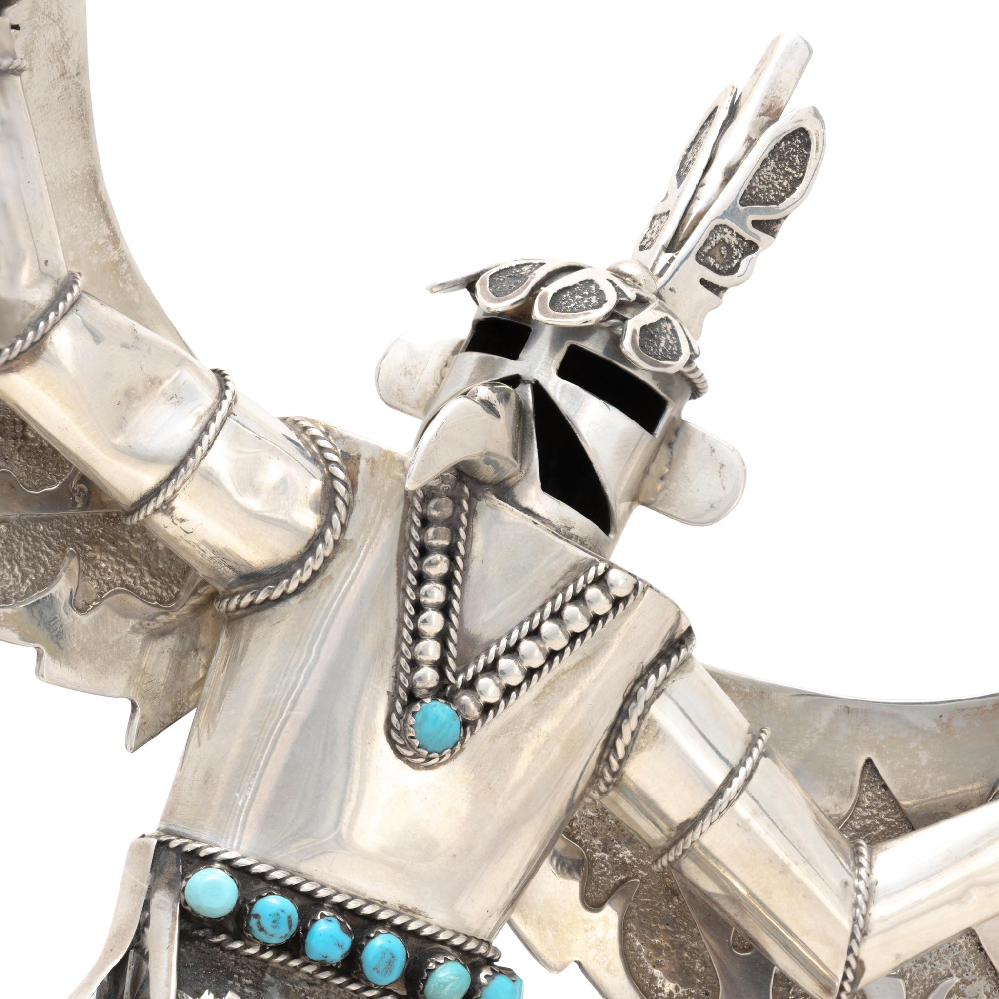 Hopi Sterling Silber Adler Tänzer kachina. Verzierter türkisfarbener Gürtel, Naja und Sockel. Exquisit detailliert, mit atemberaubenden Bewegungen und fließenden Bewegungen. Gut detaillierte Silberarbeiten. Es würde sich gut in einem Haus im