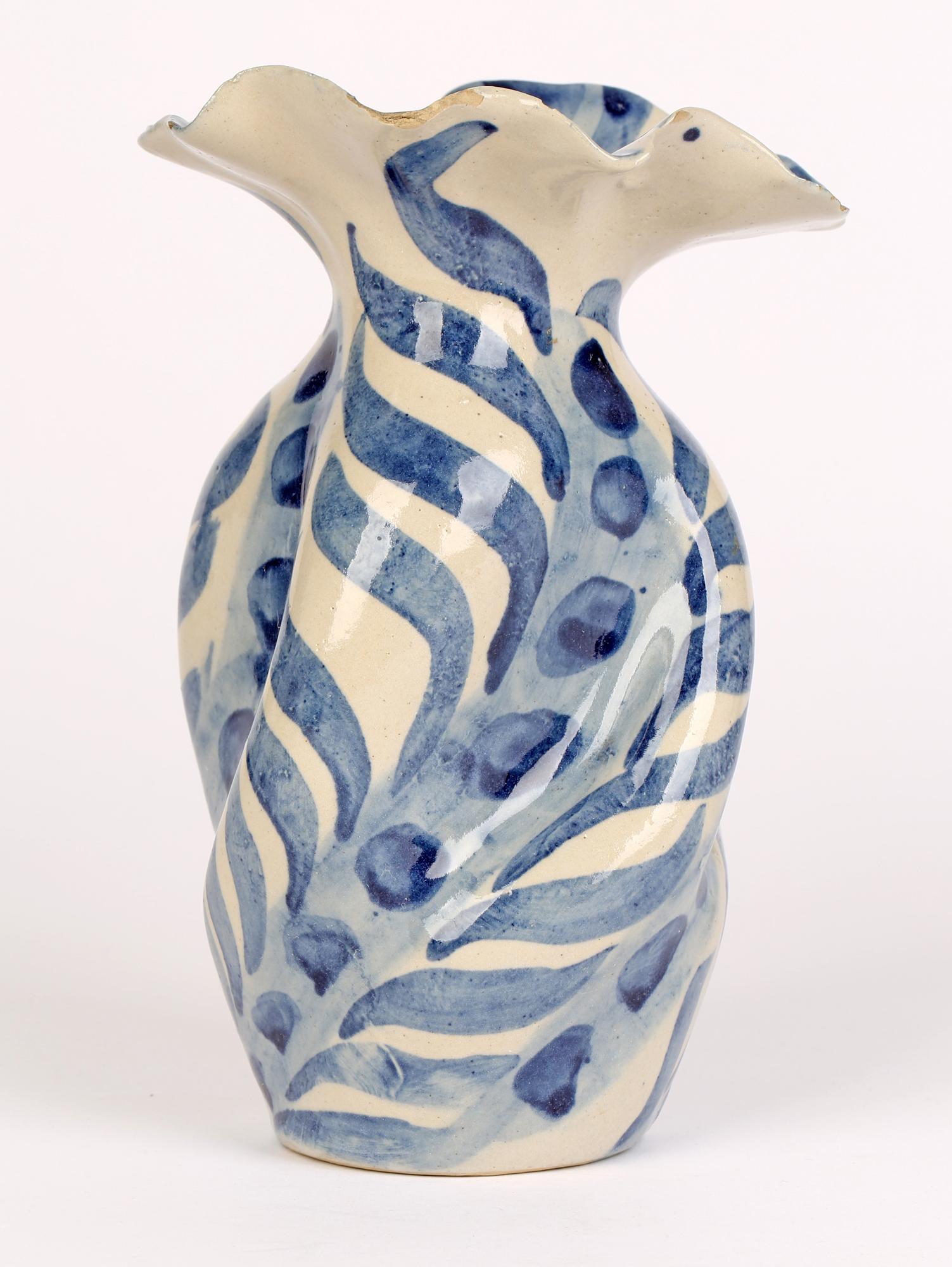 Horace Elliott London Arts & Crafts Studio Pottery Blau glasierte Blumenvase  im Angebot 1