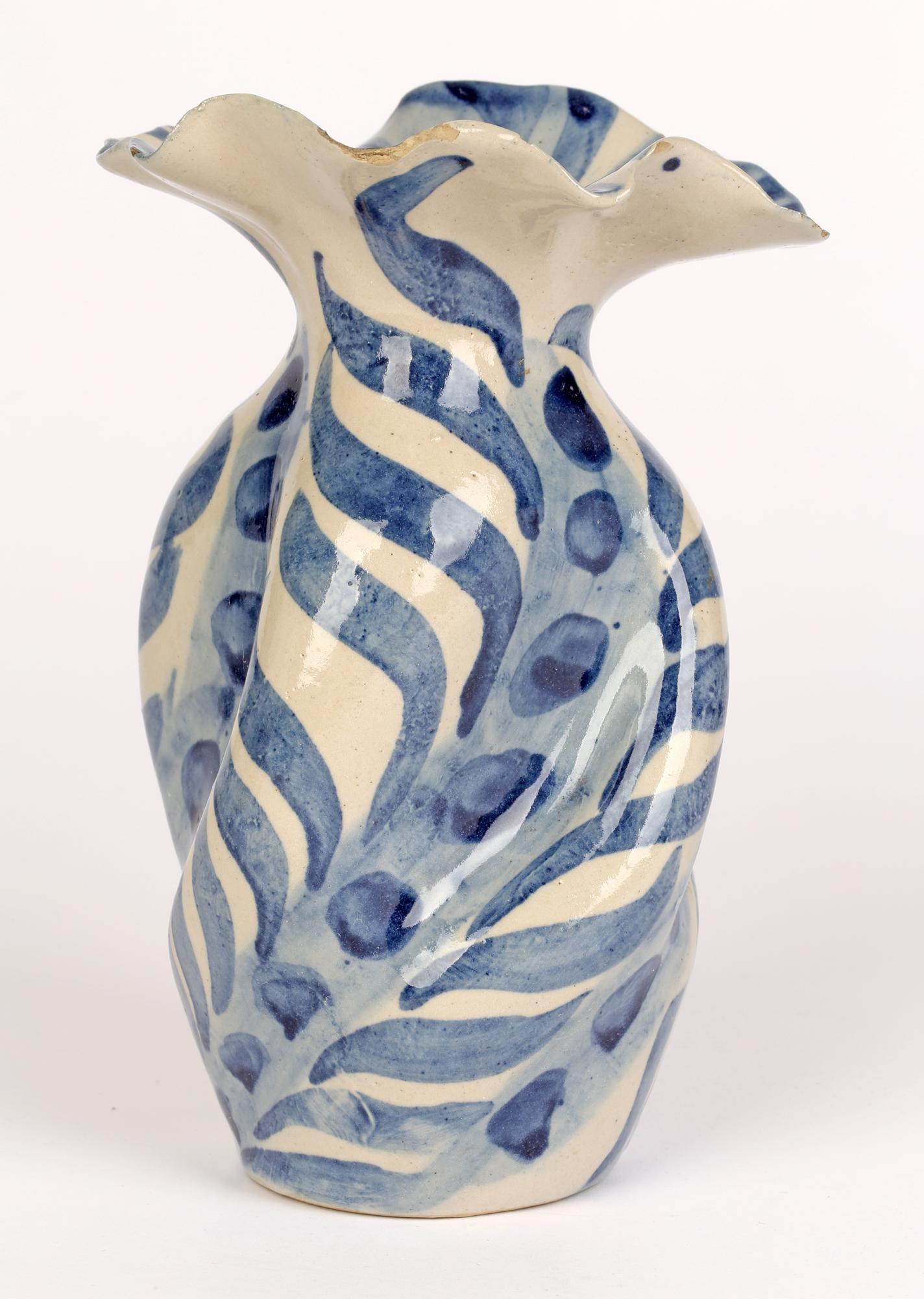 Horace Elliott London Arts & Crafts Studio Pottery Blau glasierte Blumenvase im Angebot 5