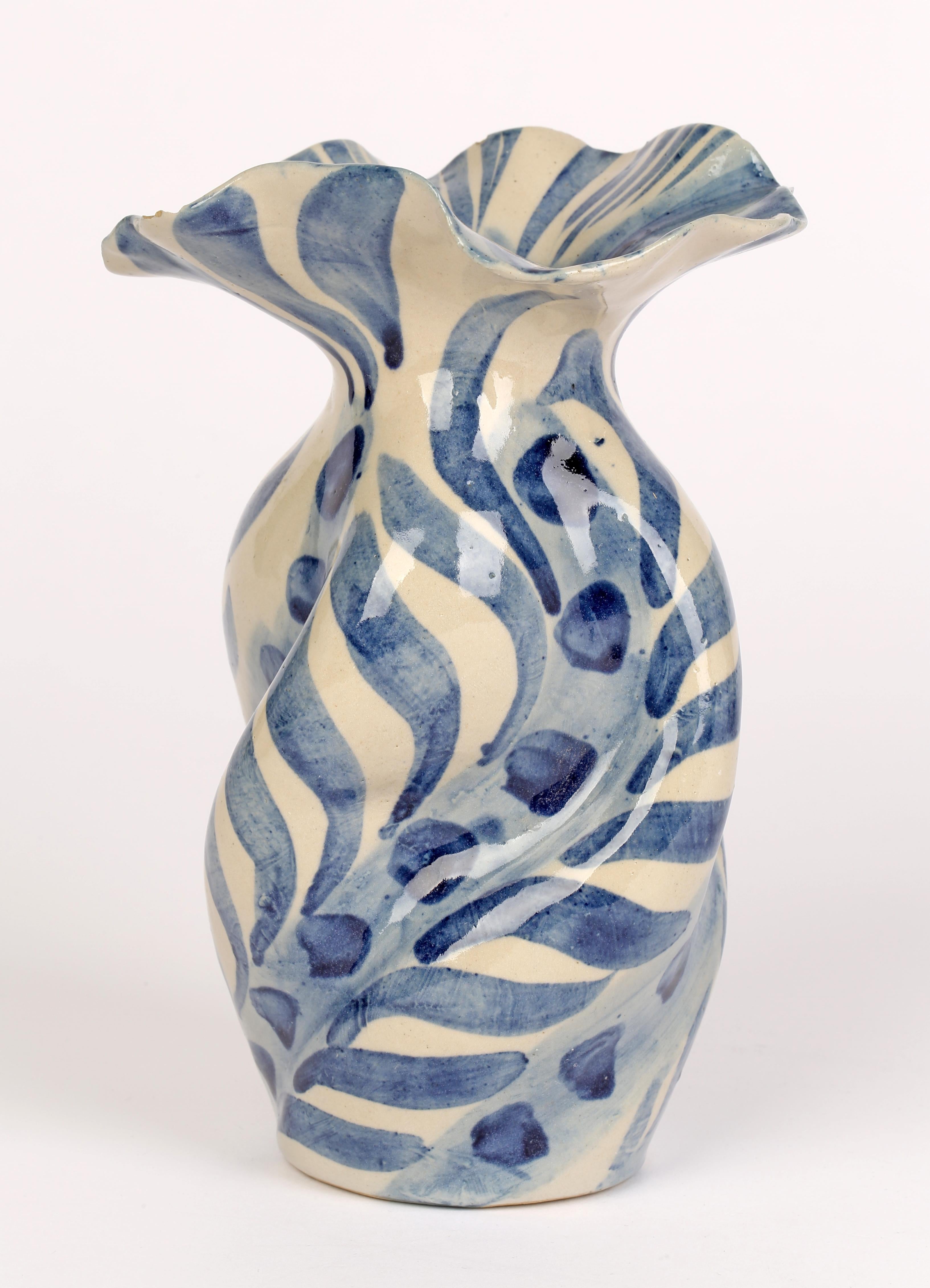 Anglais Vase à fleurs émaillé bleu Horace Elliott London Arts &amp;amp; Crafts Studio Pottery  en vente