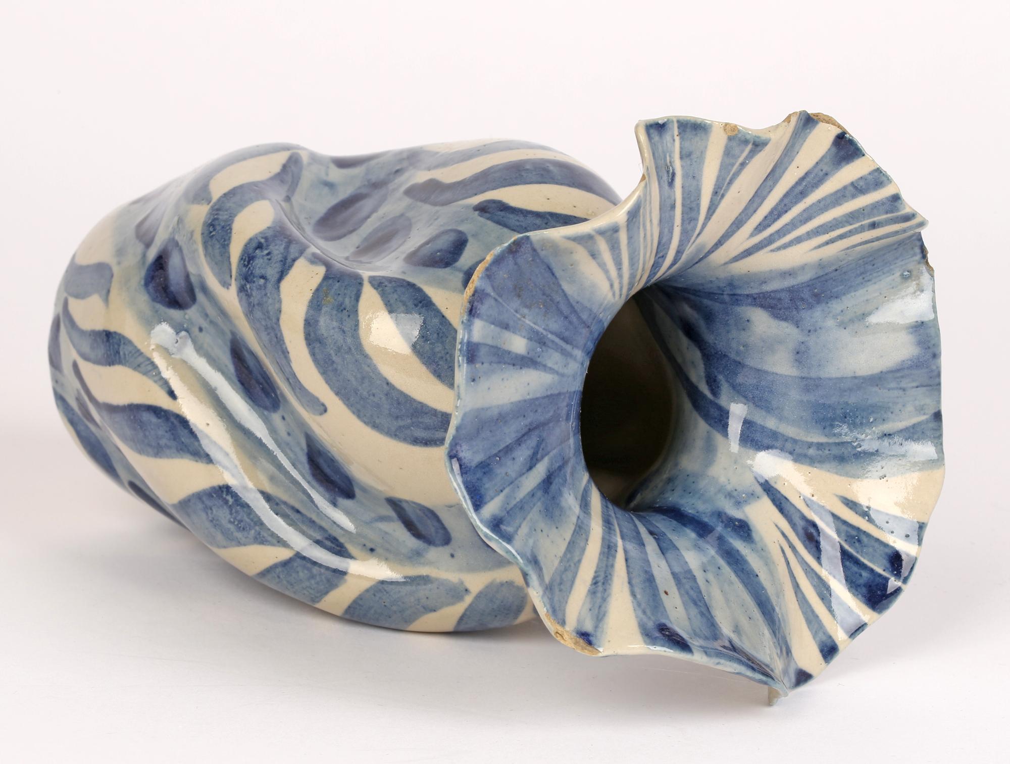 Horace Elliott London Arts & Crafts Studio Pottery Blau glasierte Blumenvase  (Handbemalt) im Angebot