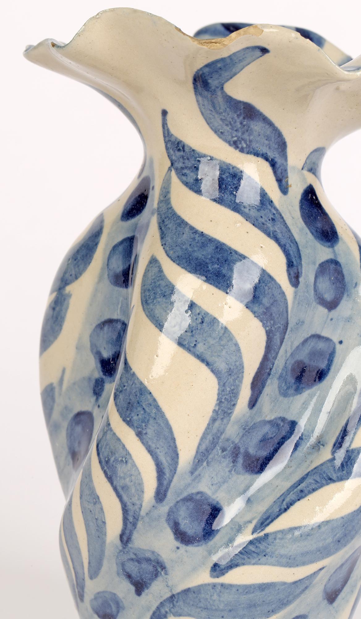 Horace Elliott London Arts & Crafts Studio Pottery Blau glasierte Blumenvase  (Töpferwaren) im Angebot
