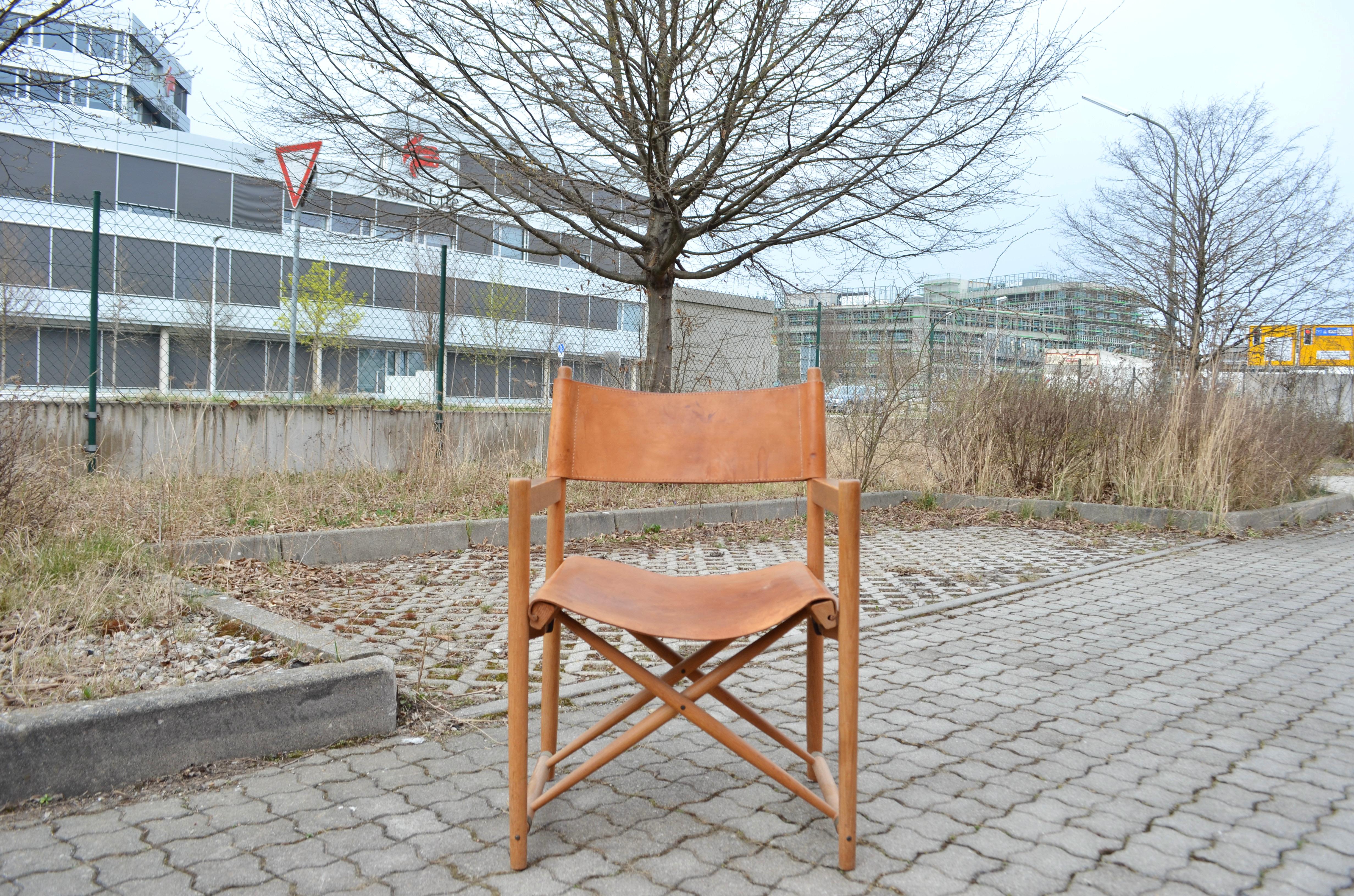 This folding chair was designed by Kurt Culetto. It was produced by Switzerland Manufacturer Horgen Glarus in the 60ties.
The Chair is made of oiled oak wood and vegetal cognac saddle leather.
It has beautiful brass details on the feet.
Nice