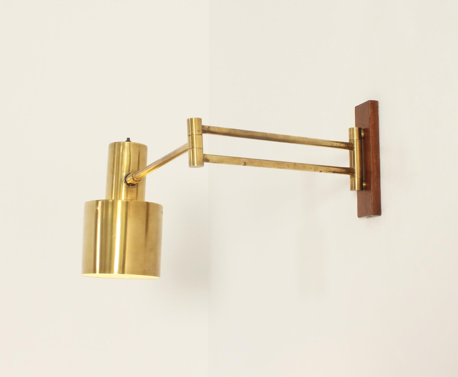 Scandinavo moderno Lampada da parete Horisont in ottone di Jo Hammerborg per Fog & Mørup, Danimarca, 1969 in vendita