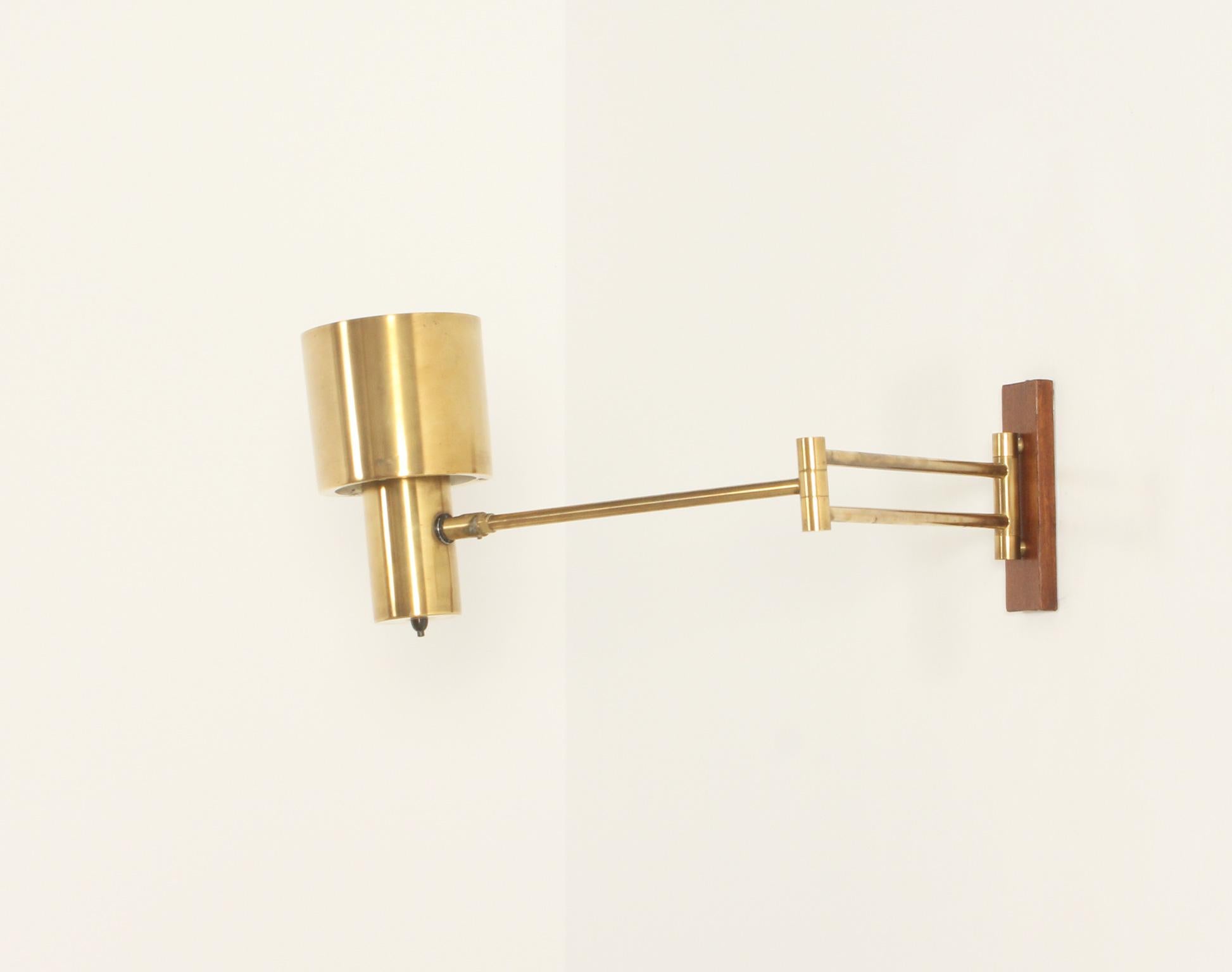 Metà XX secolo Lampada da parete Horisont in ottone di Jo Hammerborg per Fog & Mørup, Danimarca, 1969 in vendita