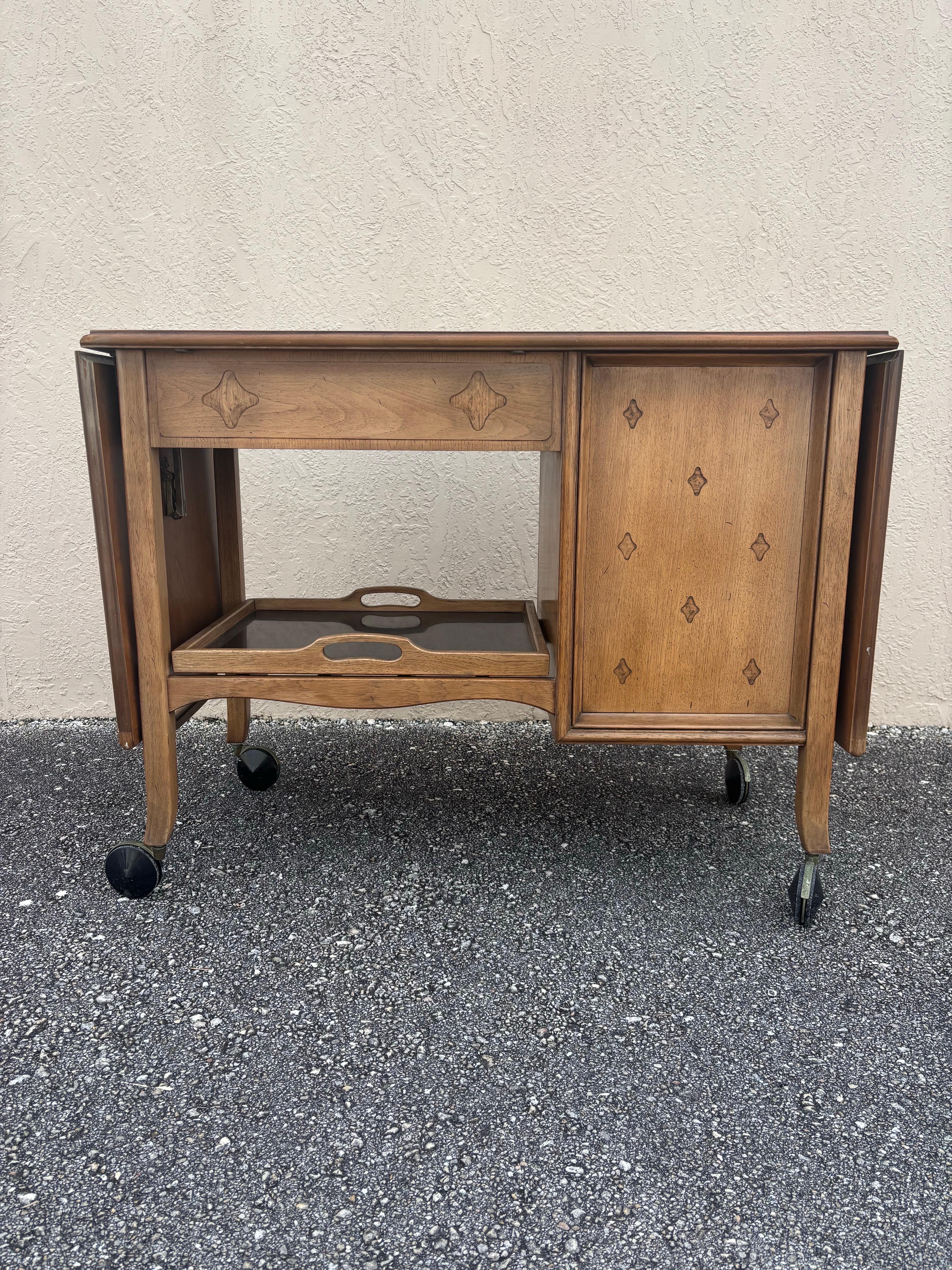 Carrito de bar Horizon by Thomasville Mid Century Modern, circa 1960s siglo XX en venta
