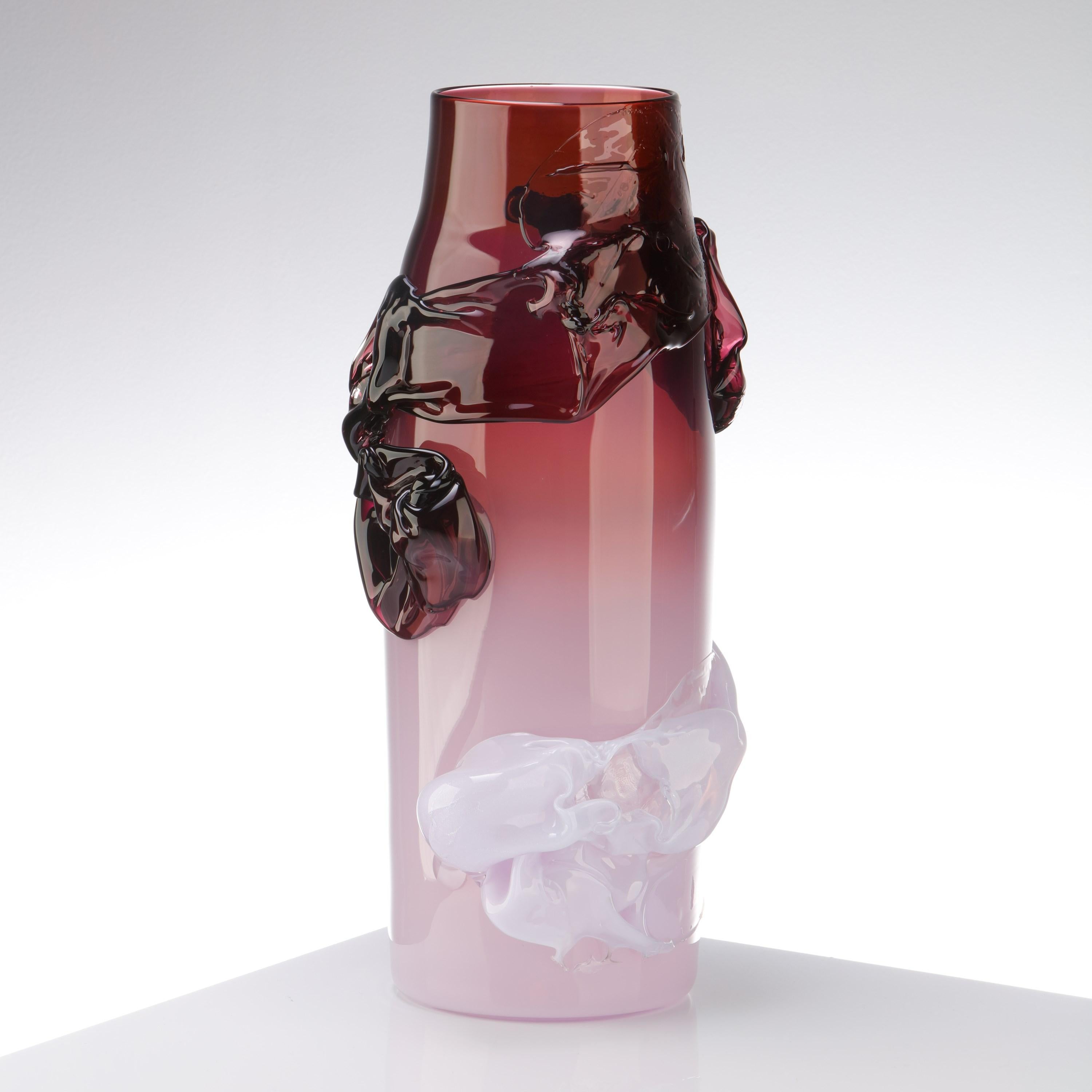  Horizon in Violett, eine abstrakte Vase aus Aubergine- und Fliederglas von Bethany Wood (Britisch) im Angebot