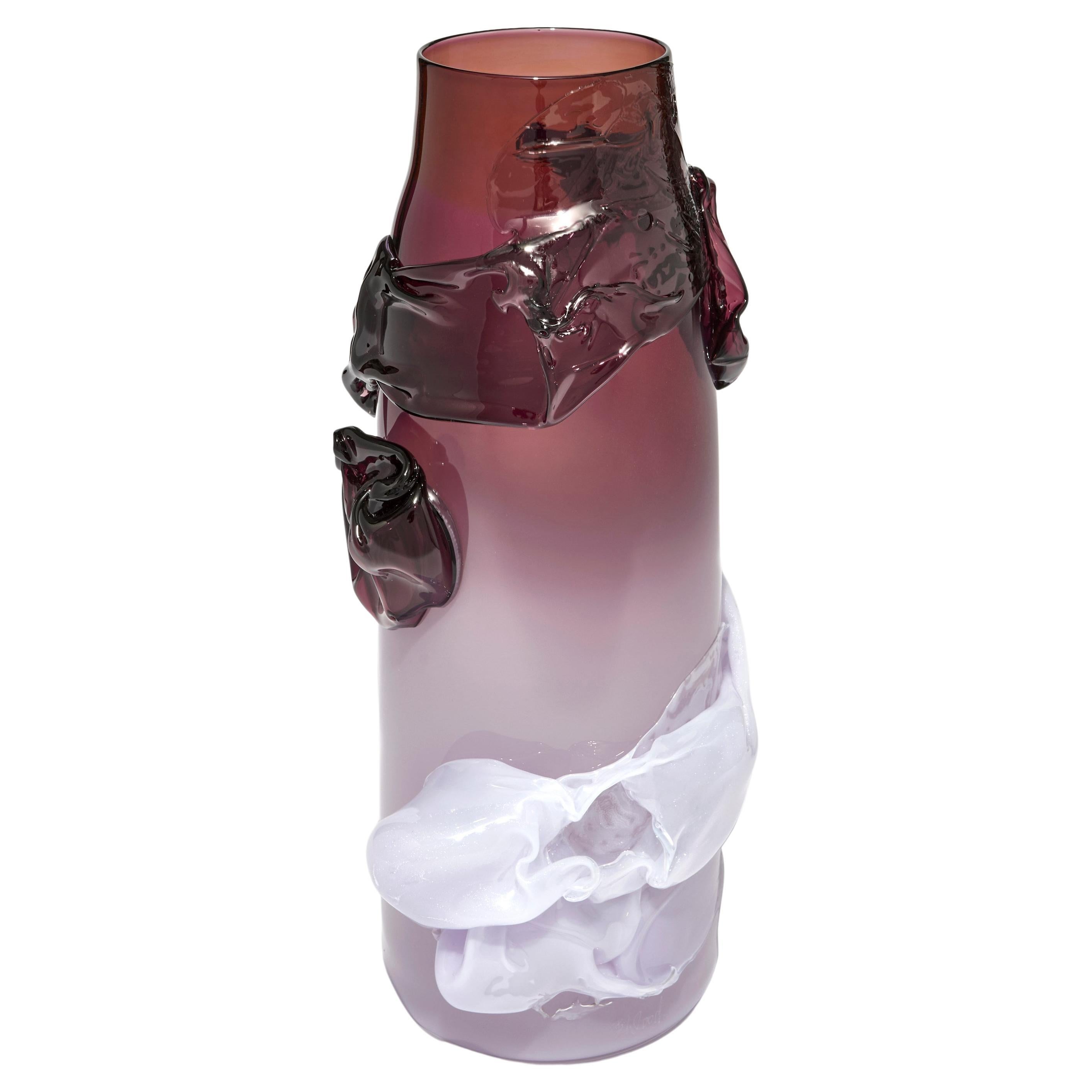  Horizon in Violett, eine abstrakte Vase aus Aubergine- und Fliederglas von Bethany Wood im Angebot