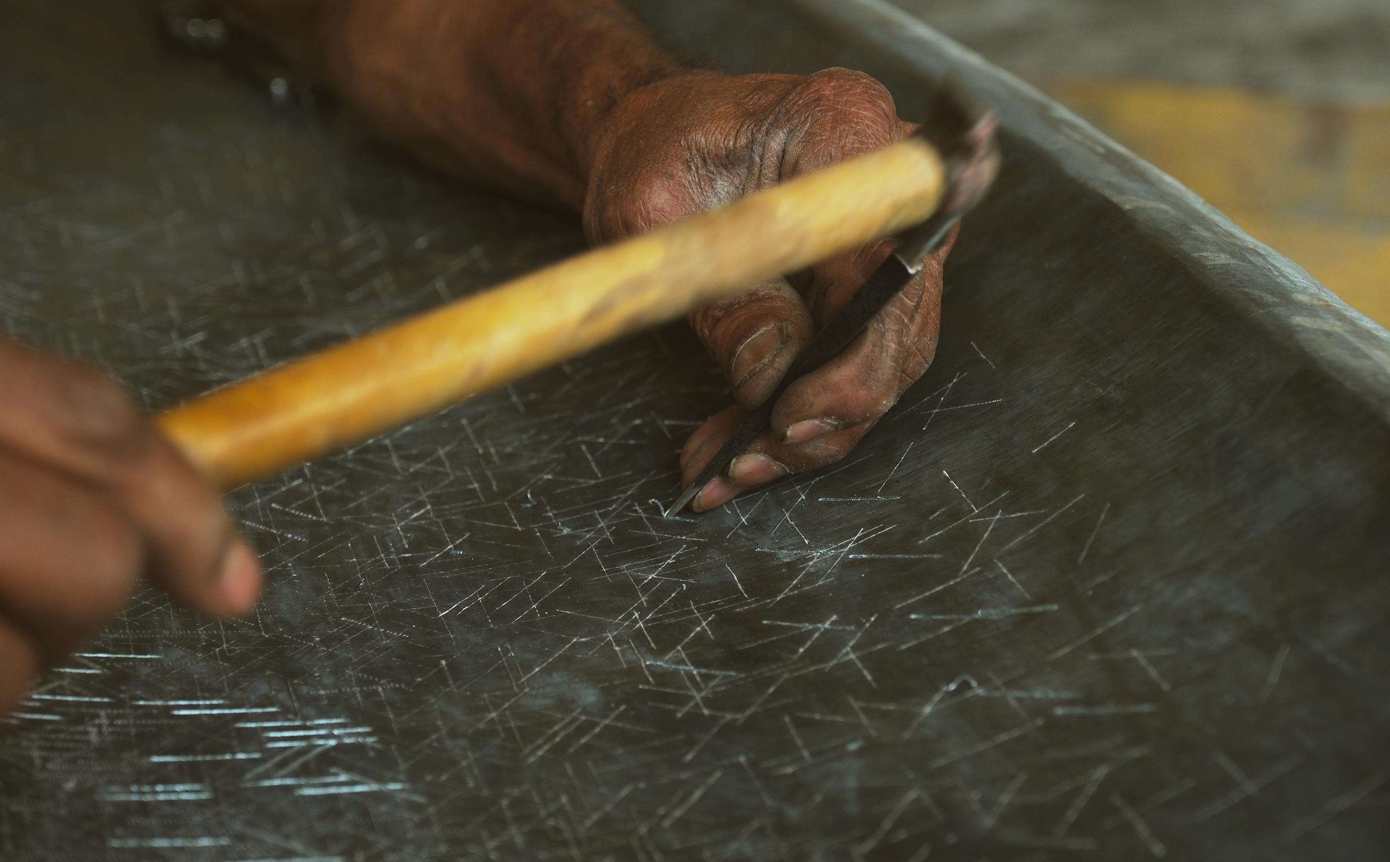 Lámpara Horizon- Artesanía en incrustaciones metálicas de latón - Hecha a mano en Bidri tradicional en Nuevo estado para la venta en Hyderabad, IN