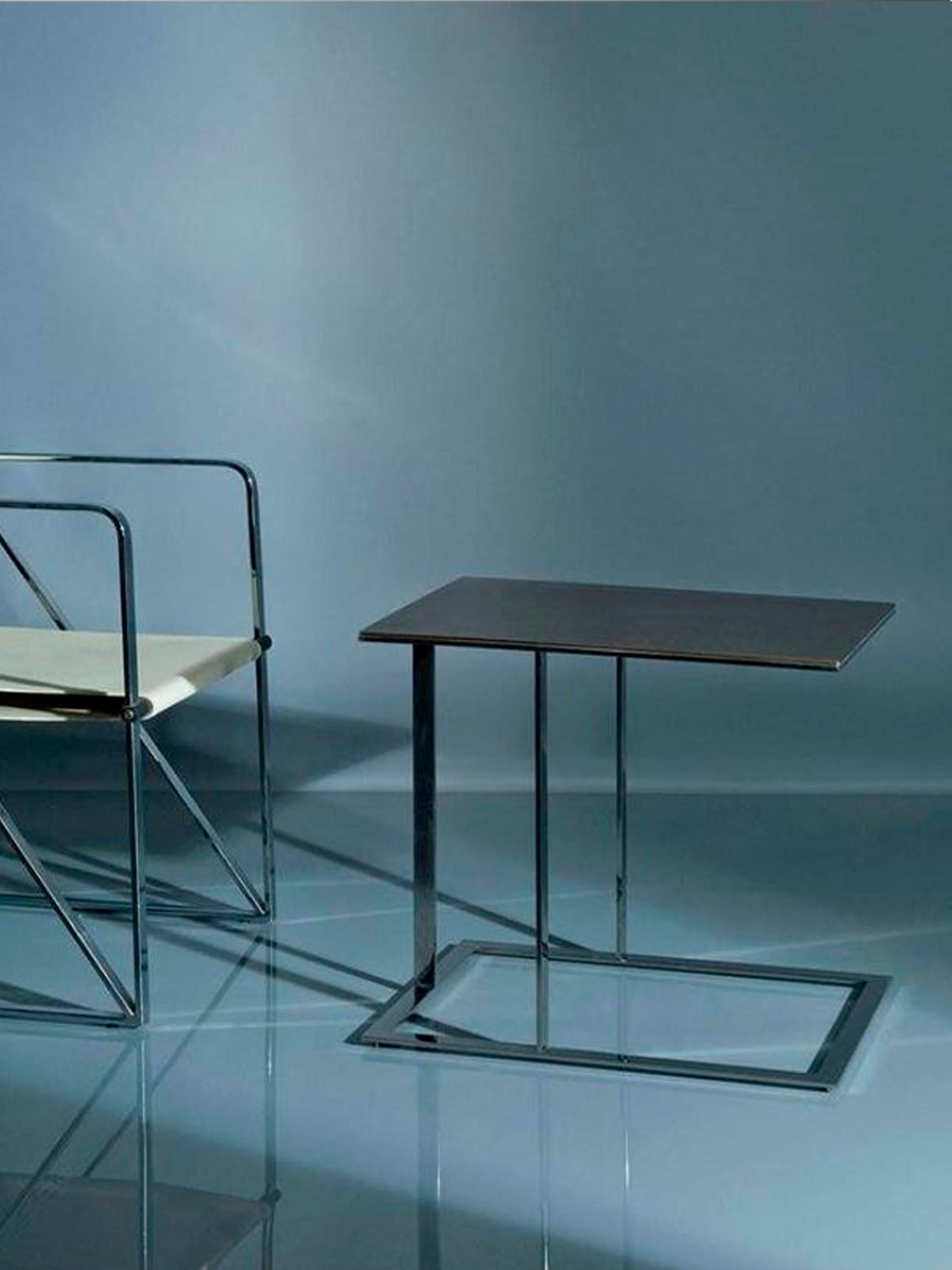 Horizon, mesa auxiliar con tablero de pan de plata patinada y base de latón pulido en Nuevo estado para la venta en Beirut, LB
