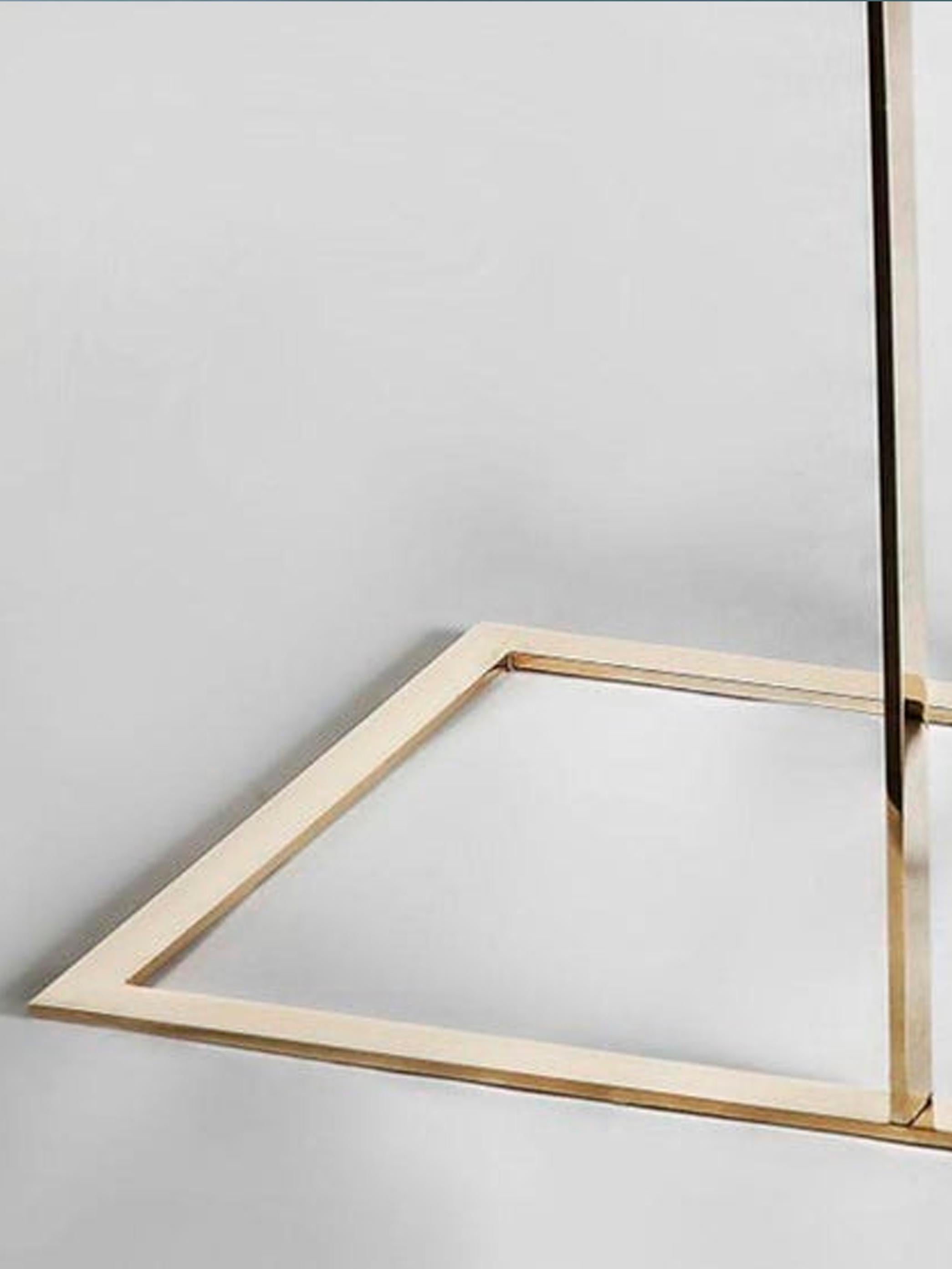 Horizon, mesa auxiliar con tablero de pan de plata patinada y base de latón pulido en venta 1