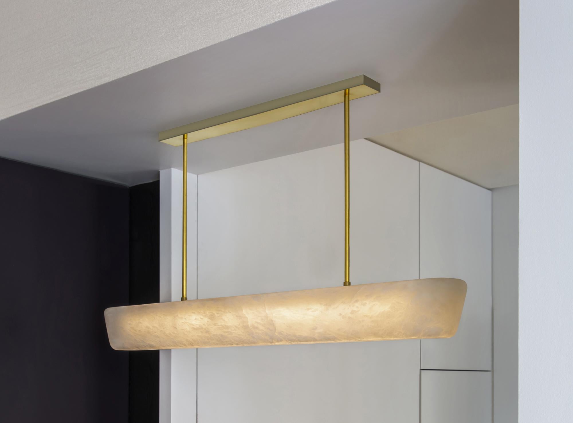 Lampada a sospensione Horizon in alabastro di Michel Amar - Puro lusso in luce
Dimensioni: P 15 x L 140 x H 15 cm. 
Materiali: Alabastro e bronzo.

Disponibile in due diverse lunghezze: 110 cm e 140 cm. I prezzi possono variare. Tutte le nostre