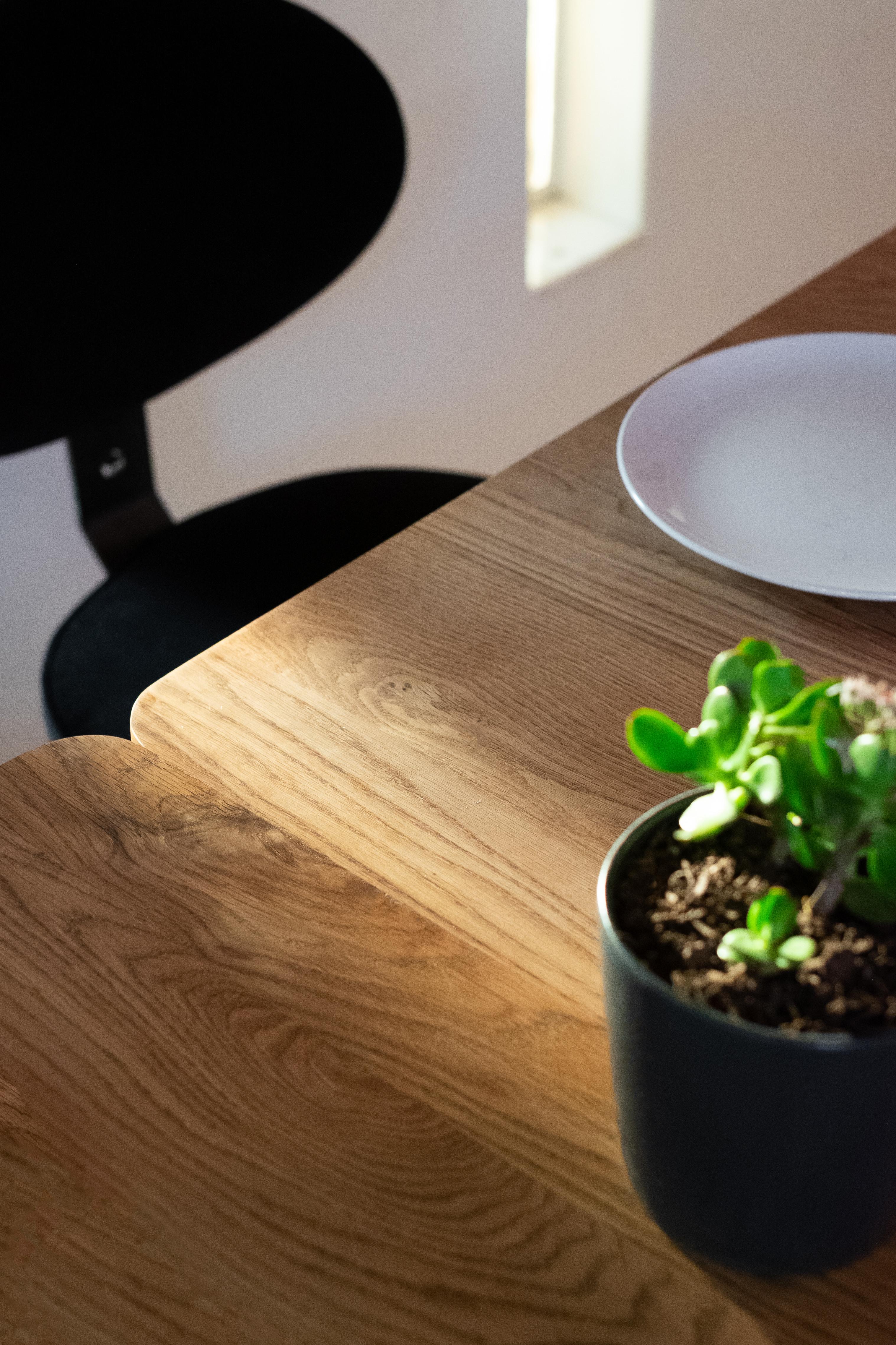 Horizon-Tisch mit Holztischplatte und schwarzem, leichtem Stahlfuß im Angebot 5