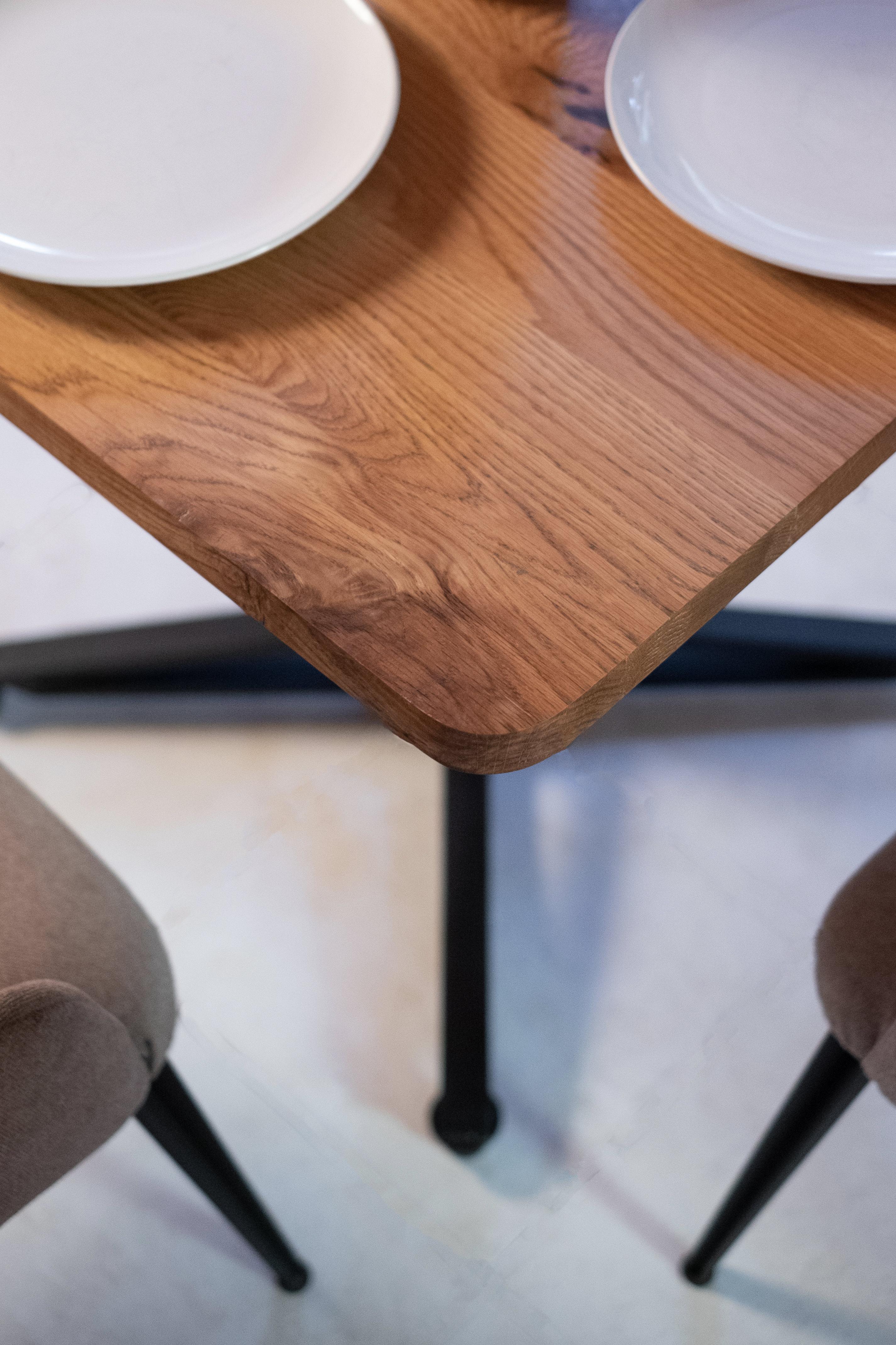 Horizon-Tisch mit Holztischplatte und schwarzem, leichtem Stahlfuß im Angebot 7