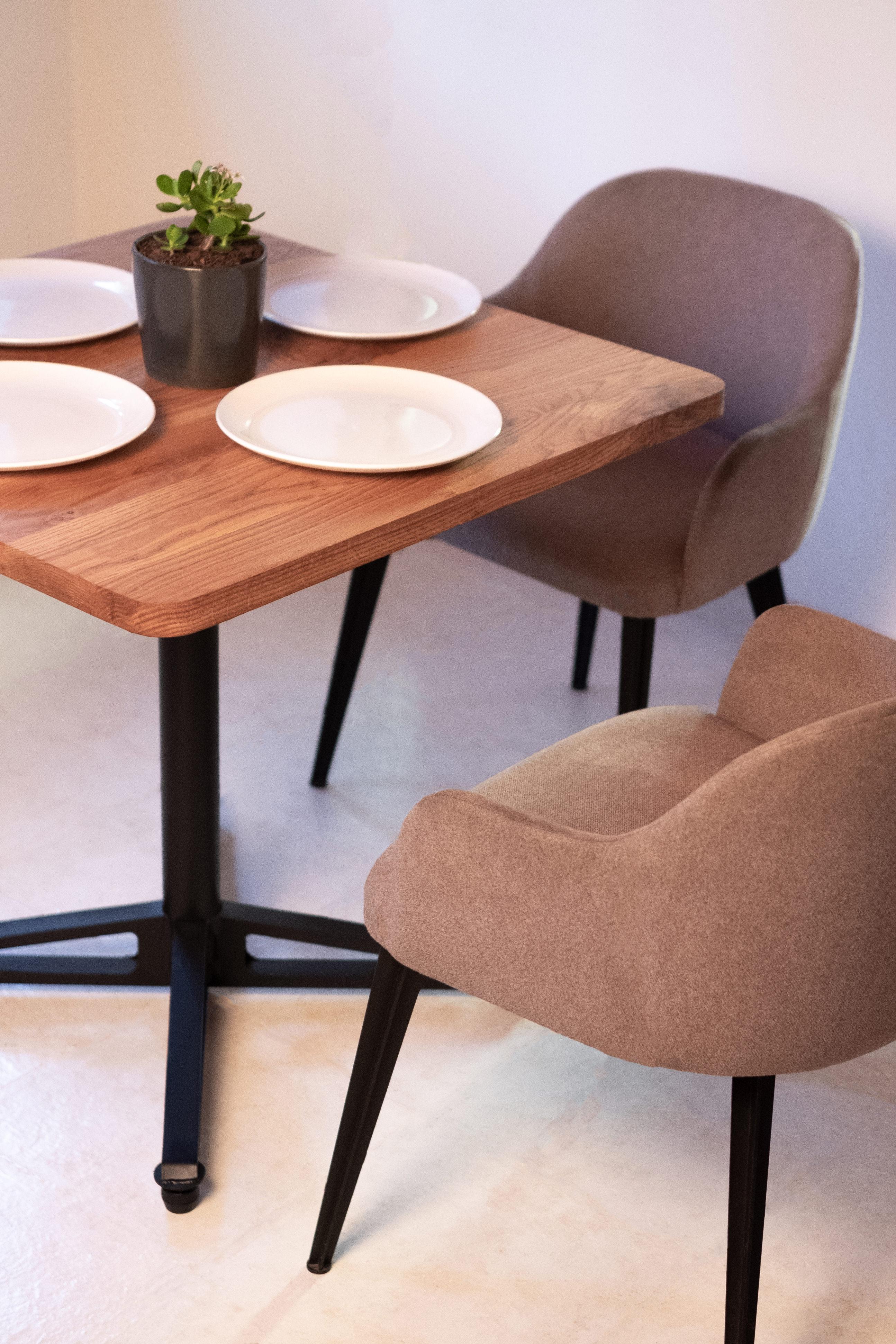 Horizon-Tisch mit Holztischplatte und schwarzem, leichtem Stahlfuß im Angebot 8