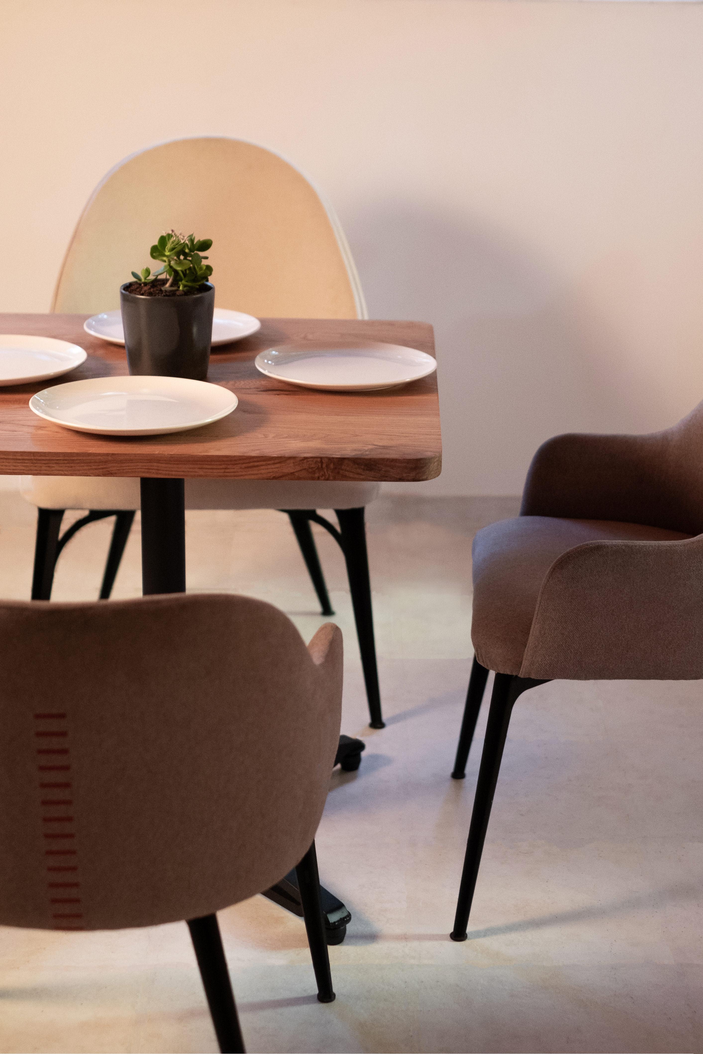 Horizon-Tisch mit Holztischplatte und schwarzem, leichtem Stahlfuß im Angebot 9