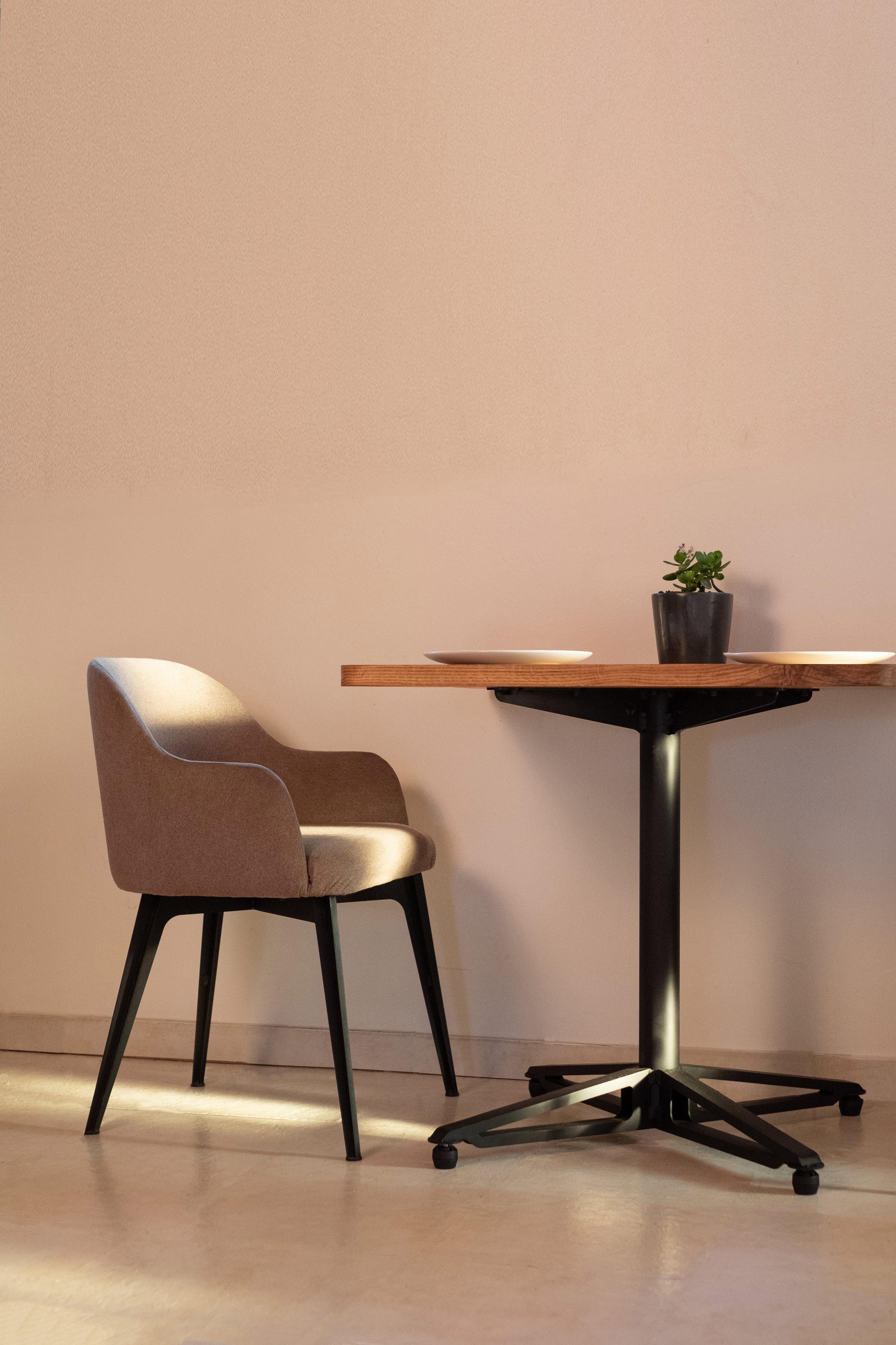 Horizon-Tisch mit Holztischplatte und schwarzem, leichtem Stahlfuß im Angebot 1