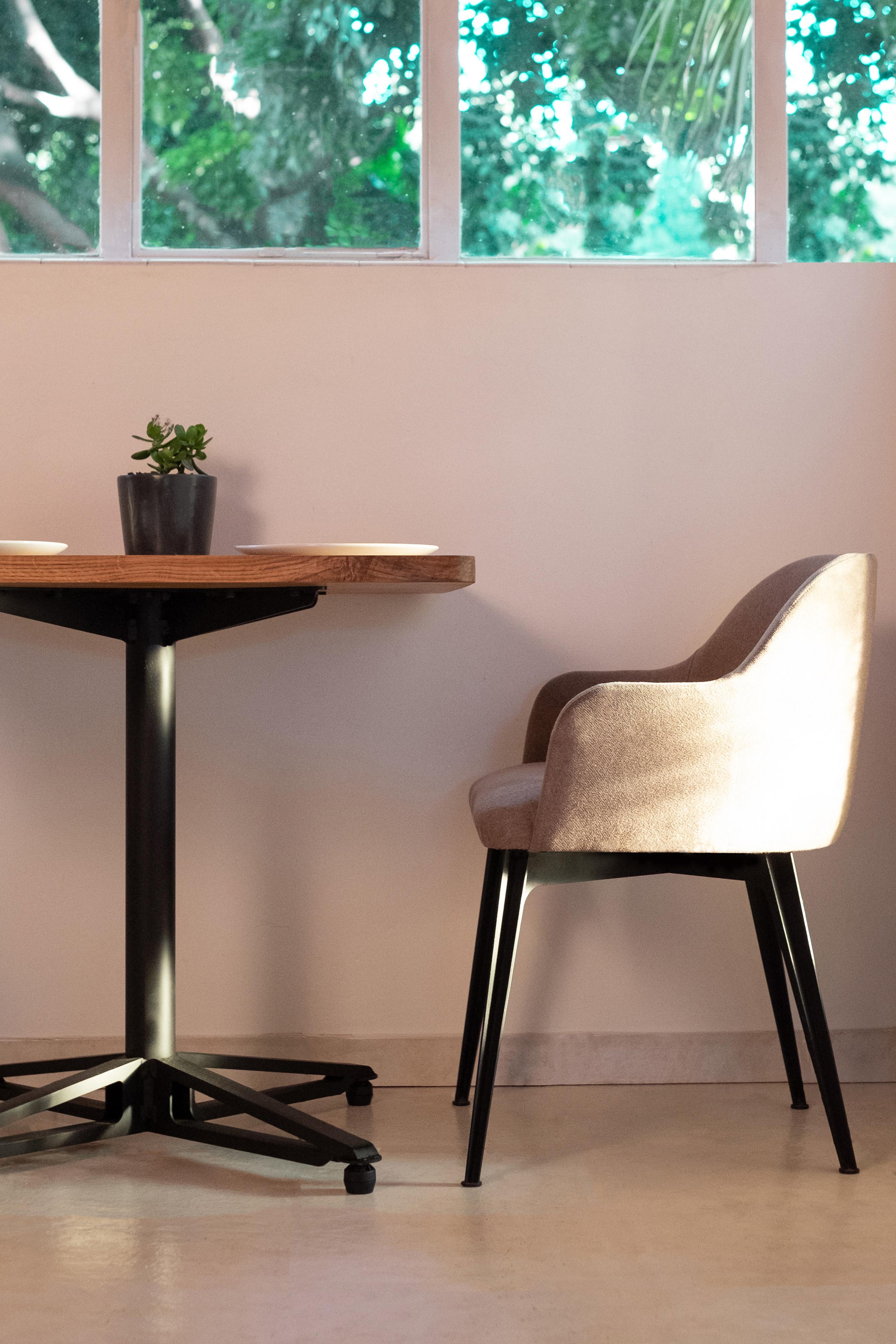 Horizon-Tisch mit Holztischplatte und schwarzem, leichtem Stahlfuß im Angebot 2