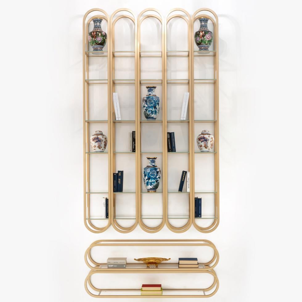 Stile minimalista e raffinata eleganza si fondono squisitamente in questa splendida libreria, composta da due scaffali separati disposti in modo pulito. Realizzato a mano in metallo, è rifinito con un paralume dorato che completa il pezzo. Le