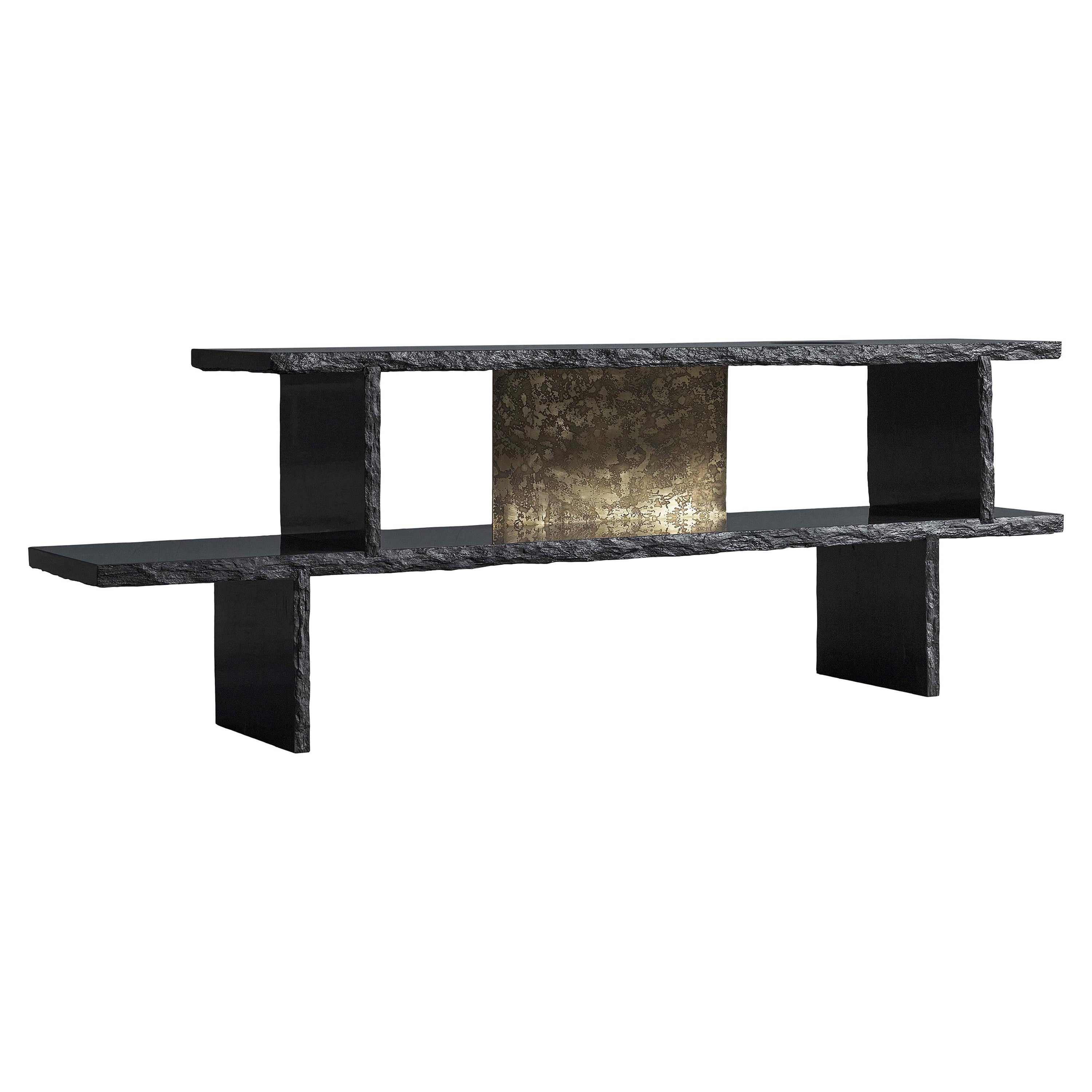 Consola horizontal de pizarra negra con respaldo central de latón dorado de Frederic Saulou en venta