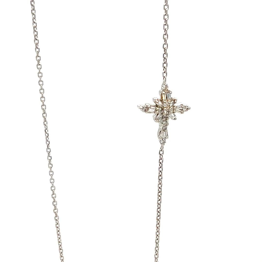 Collana con pendente a croce orizzontale in oro bianco 14 carati con 22 diamanti rotondi e taglio baguette di purezza SI e colore H per un totale di 0,22 carati. Catena rolo da 16 pollici con chiusura a moschettone. Il peso finito è di 3,2 grammi.