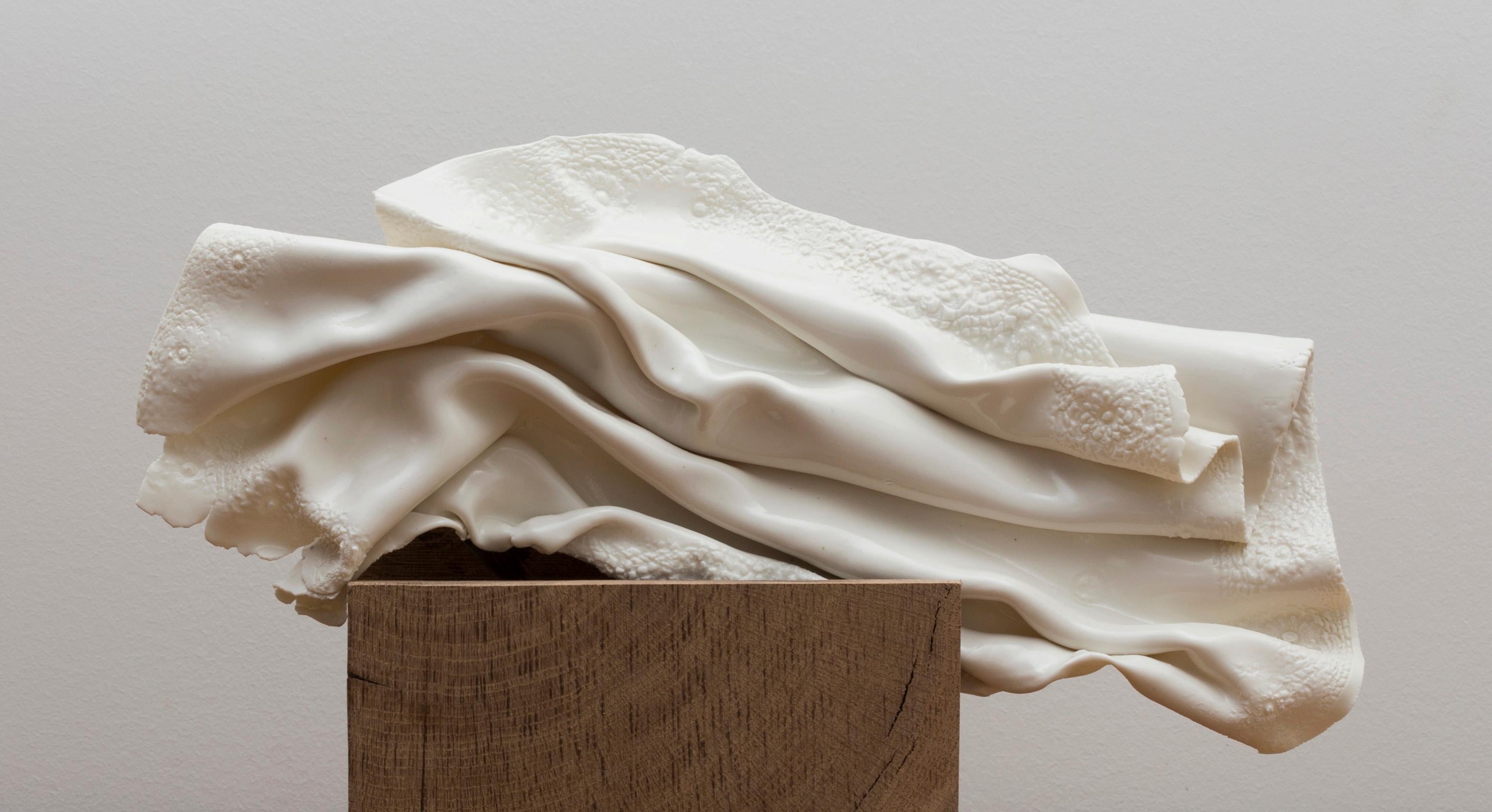 Français Sculpture horizontale de draperie éclairée de Dora Stanczel en vente