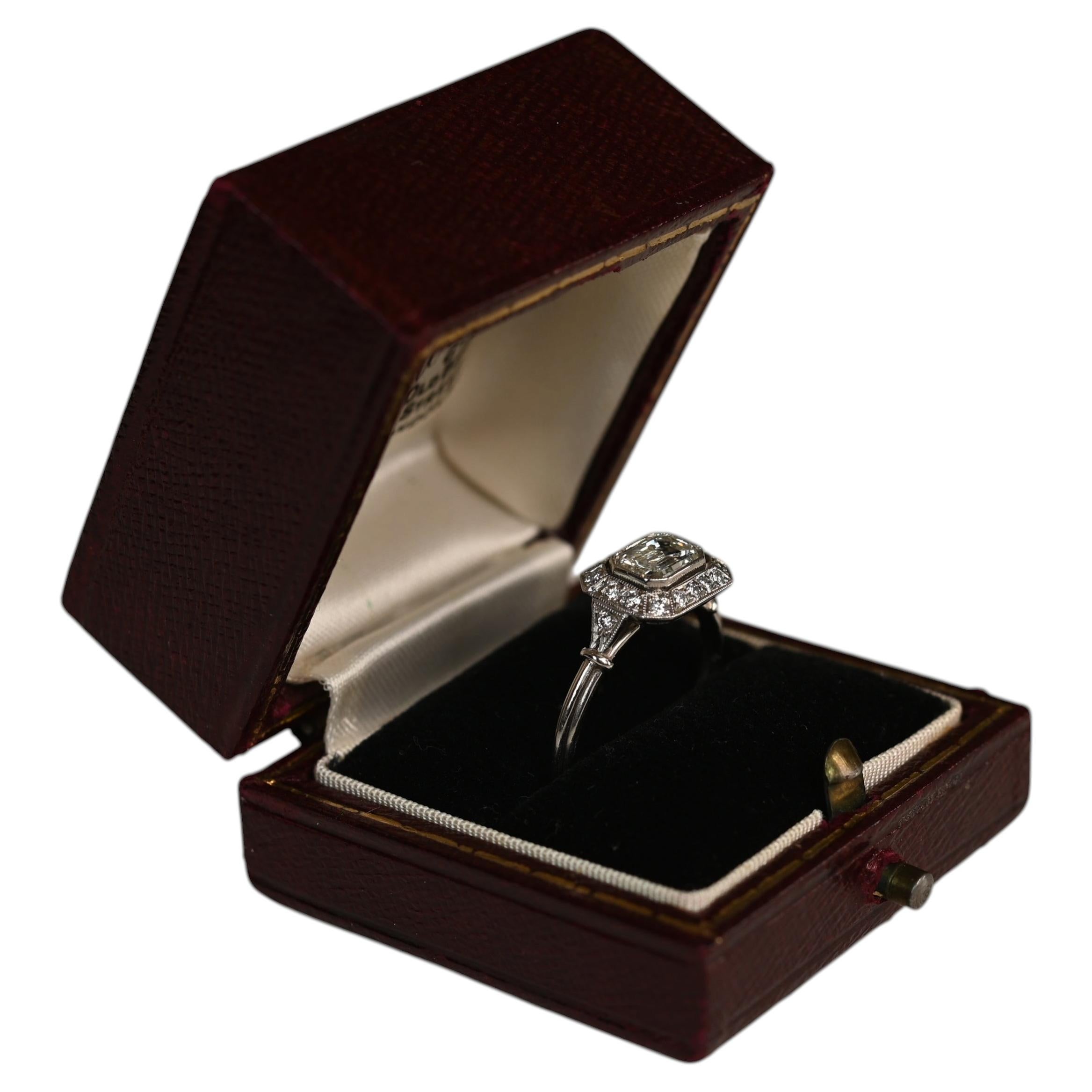 Halo-Ring aus Platin und East West. Verlobungsring mit einem Diamanten im Smaragdschliff, 0,70 ct, J, VVS2