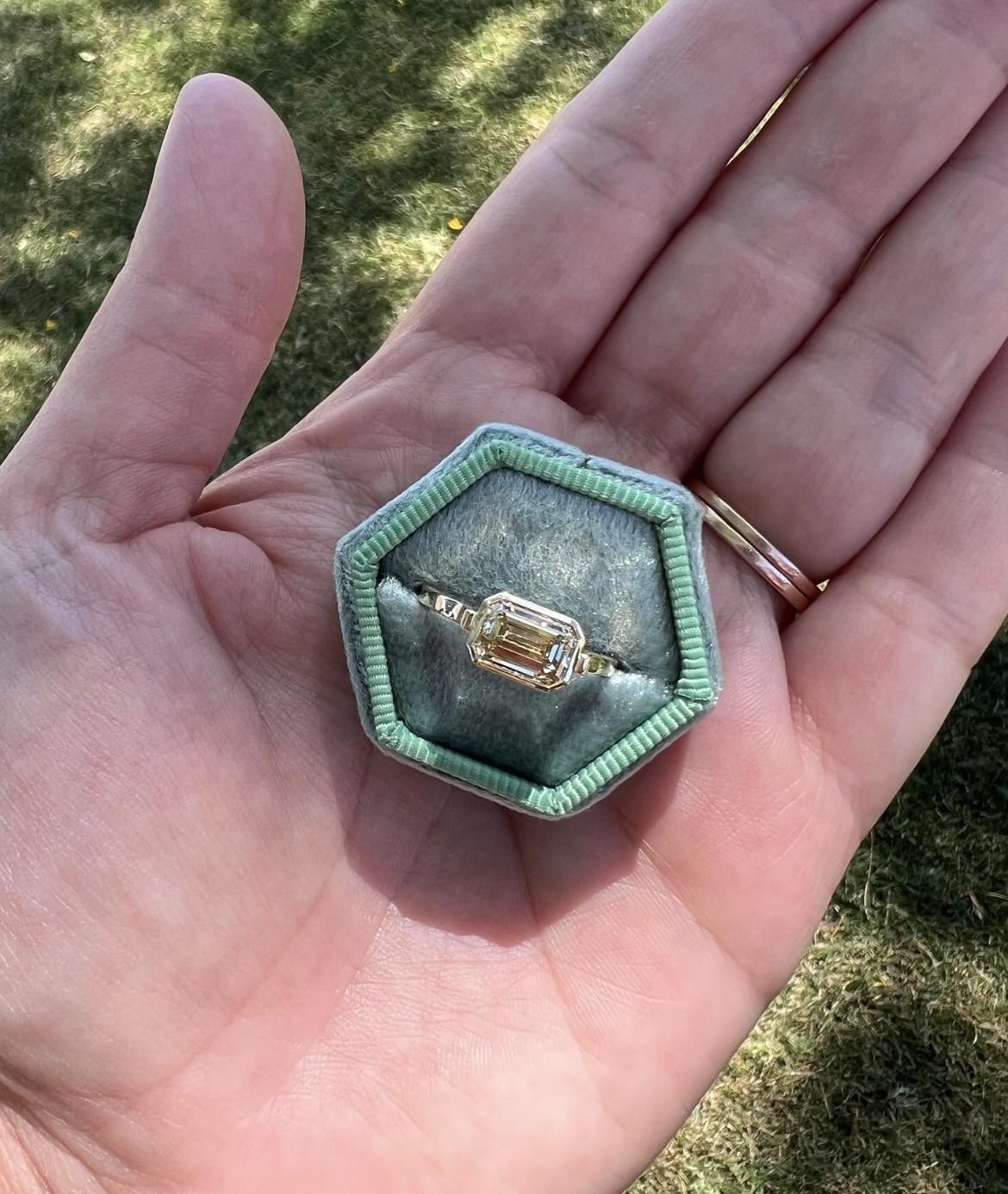 Voici notre remarquable bague solitaire à chaton de taille émeraude, un mélange magistral d'élégance intemporelle et de sophistication moderne. Cette pièce unique présente un superbe diamant de taille émeraude, méticuleusement serti dans une