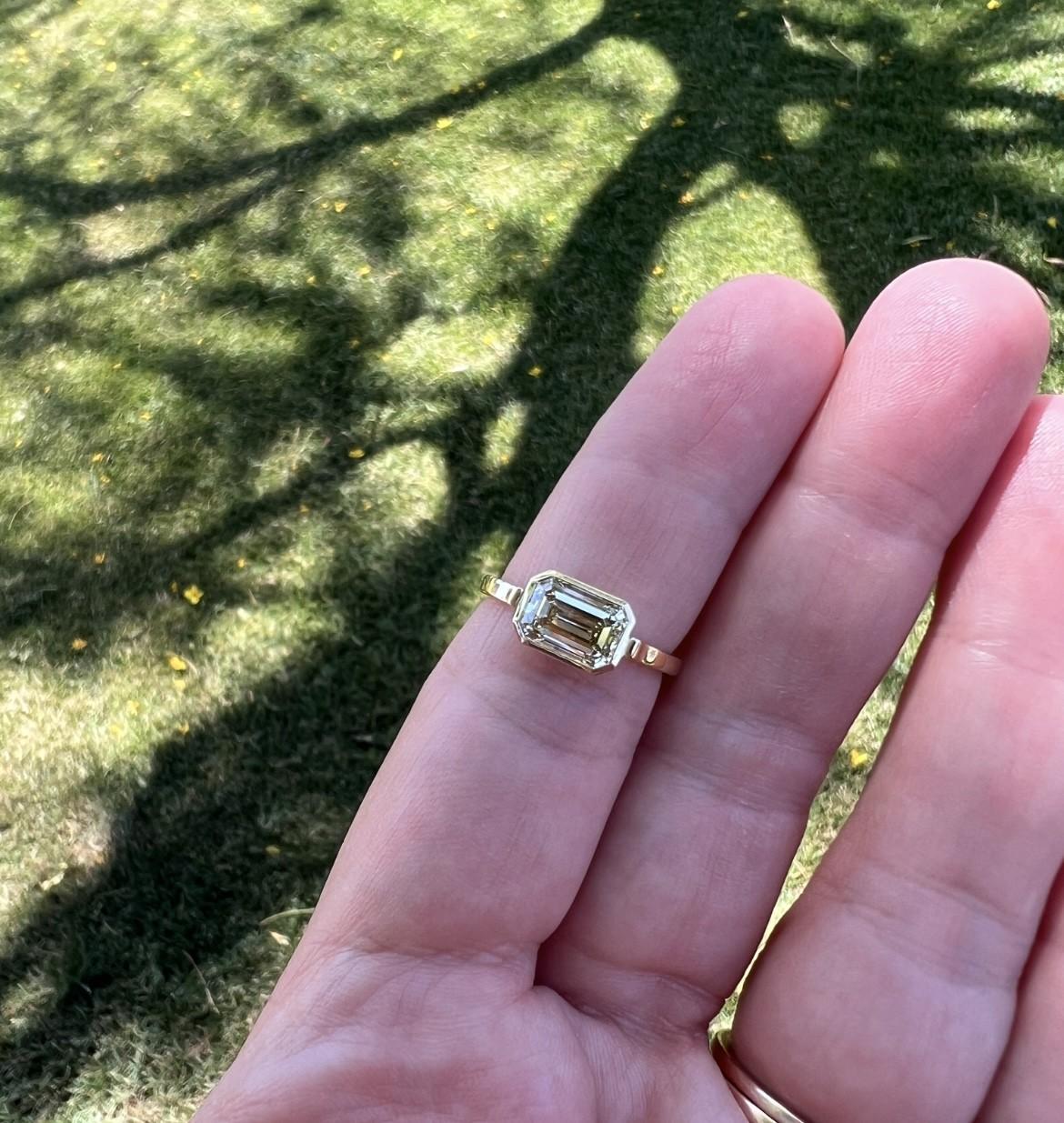 Taille émeraude Bague solitaire en or jaune avec diamant à taille d'émeraude et sertissage horizontal en vente