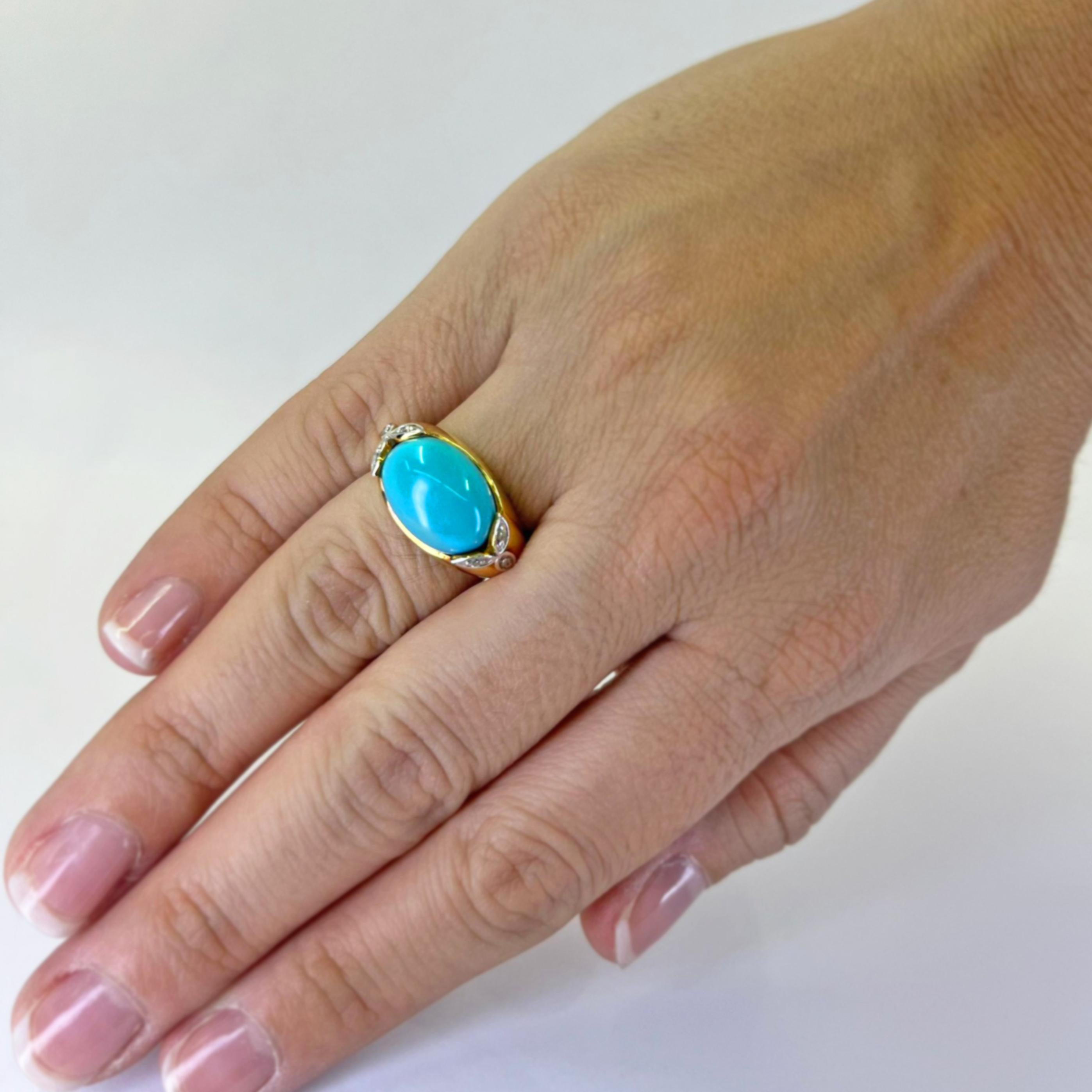 Anillo de oro amarillo de 18 quilates con una turquesa ovalada talla cabujón de 7,32 quilates acentuada por 6 diamantes redondos talla brillante de claridad VS y color G/H que suman 0,08 quilates. Dedo talla 6. Incluye un servicio de tallaje antes