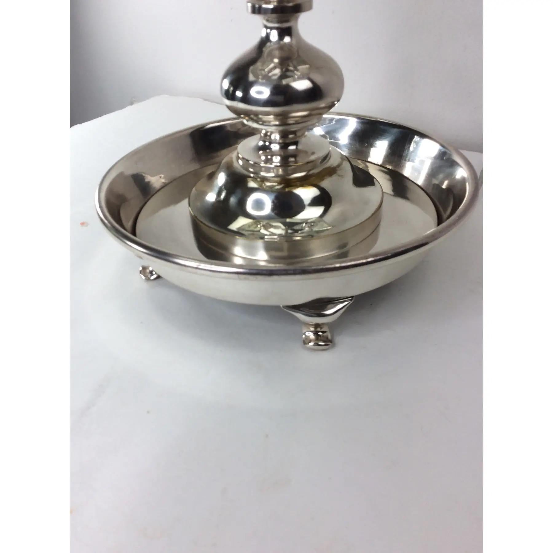 Horn & Brannen Lampe de table en métal argenté Bon état - En vente à Chapel Hill, NC