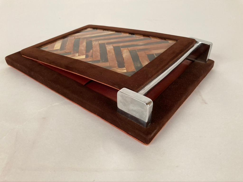 Horn- und Wildleder-Notepad-Halter mit Chrombeschlägen von Muriel Rudolph, 1980er Jahre im Zustand „Gut“ in Stamford, CT