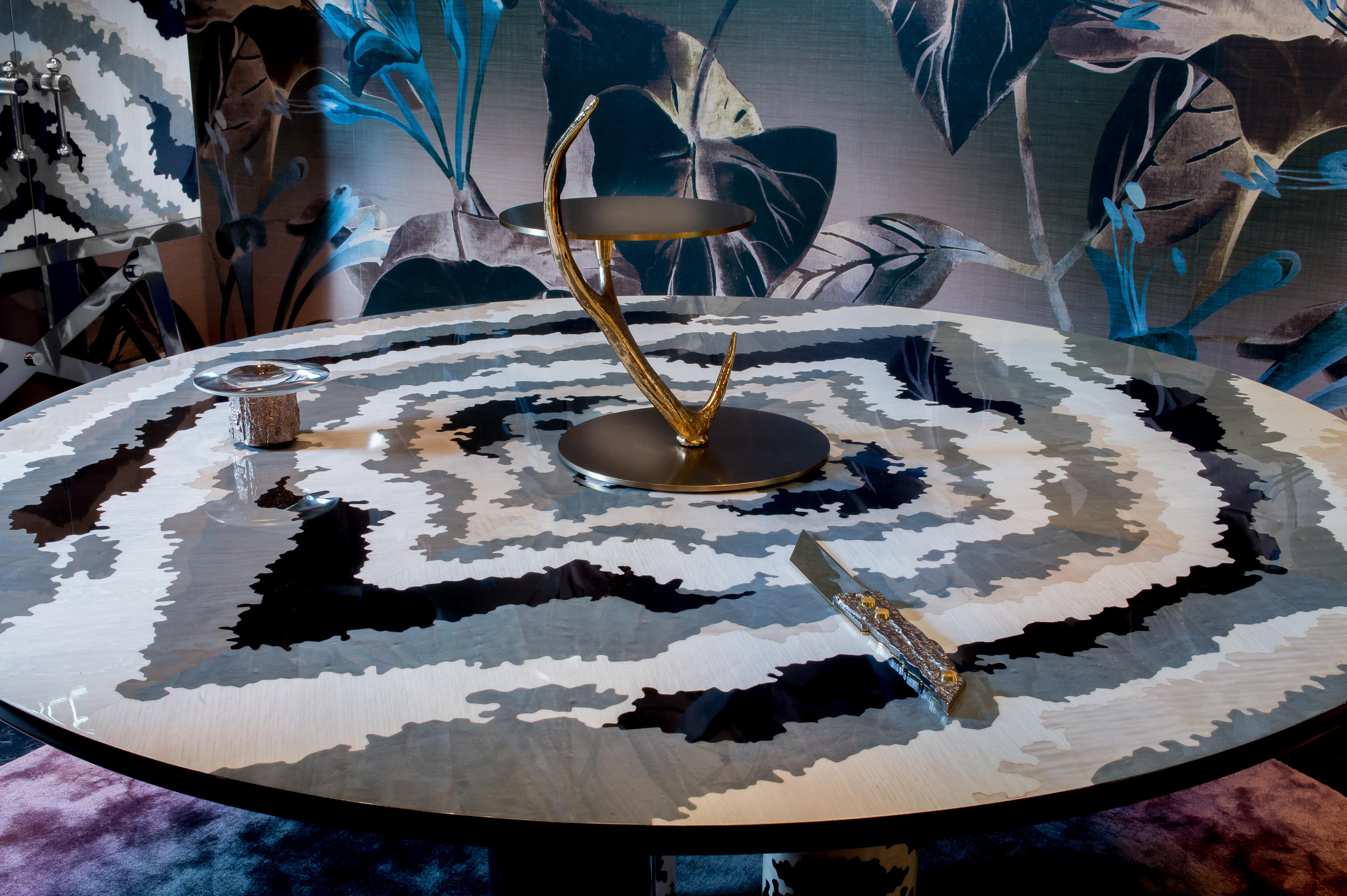Moderne Table de chevet animalier en corne fabriquée par Metal en vente