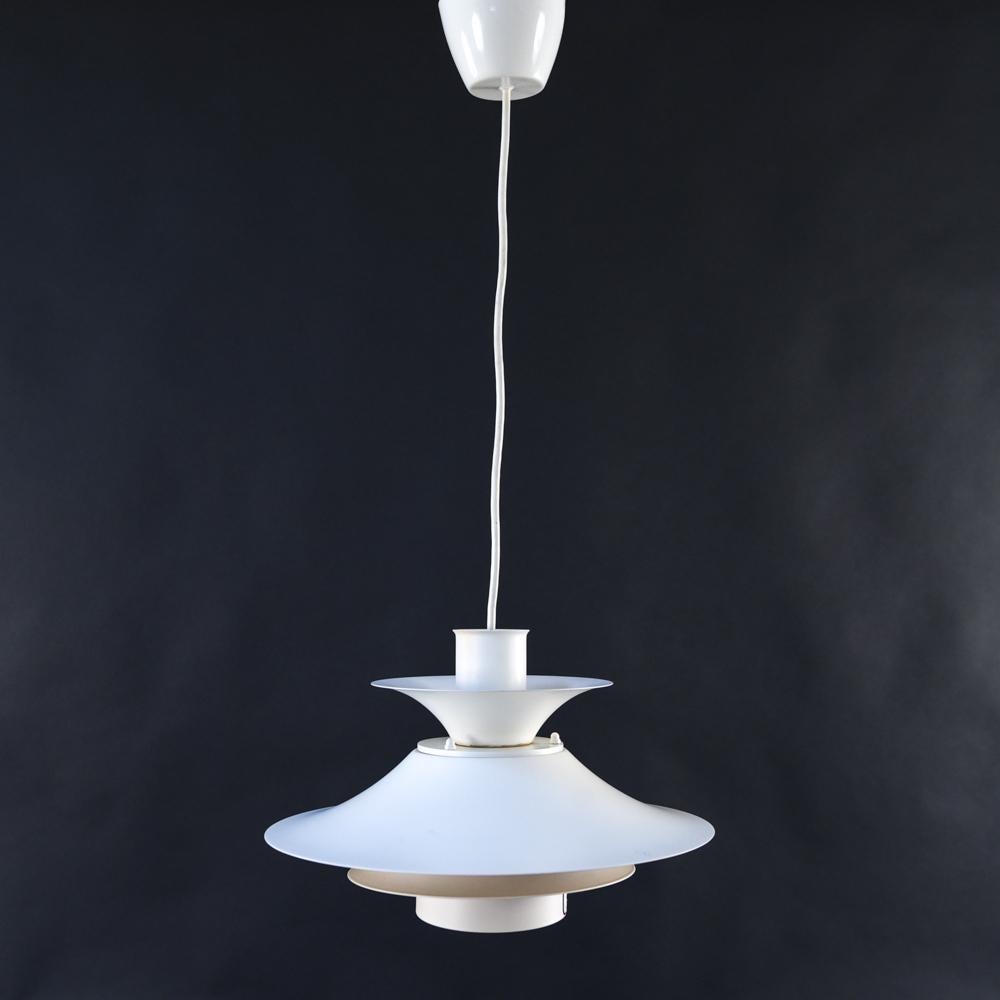 A Danish midcentury pendant lamp in white by maker Horn Belysning, 1970s. This piece has been rewired and is functional.
