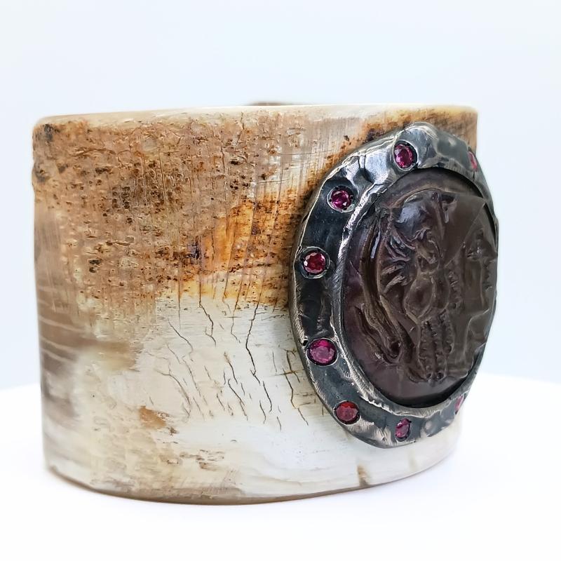 Bracelet made of horn, cameo, silver and rubies
Horn, lava cameo, 11 pink rubies set in silver

Silver 31.9gr
Lava Cameo
11 Pink Rubies 1.2k
Horn Bracelet