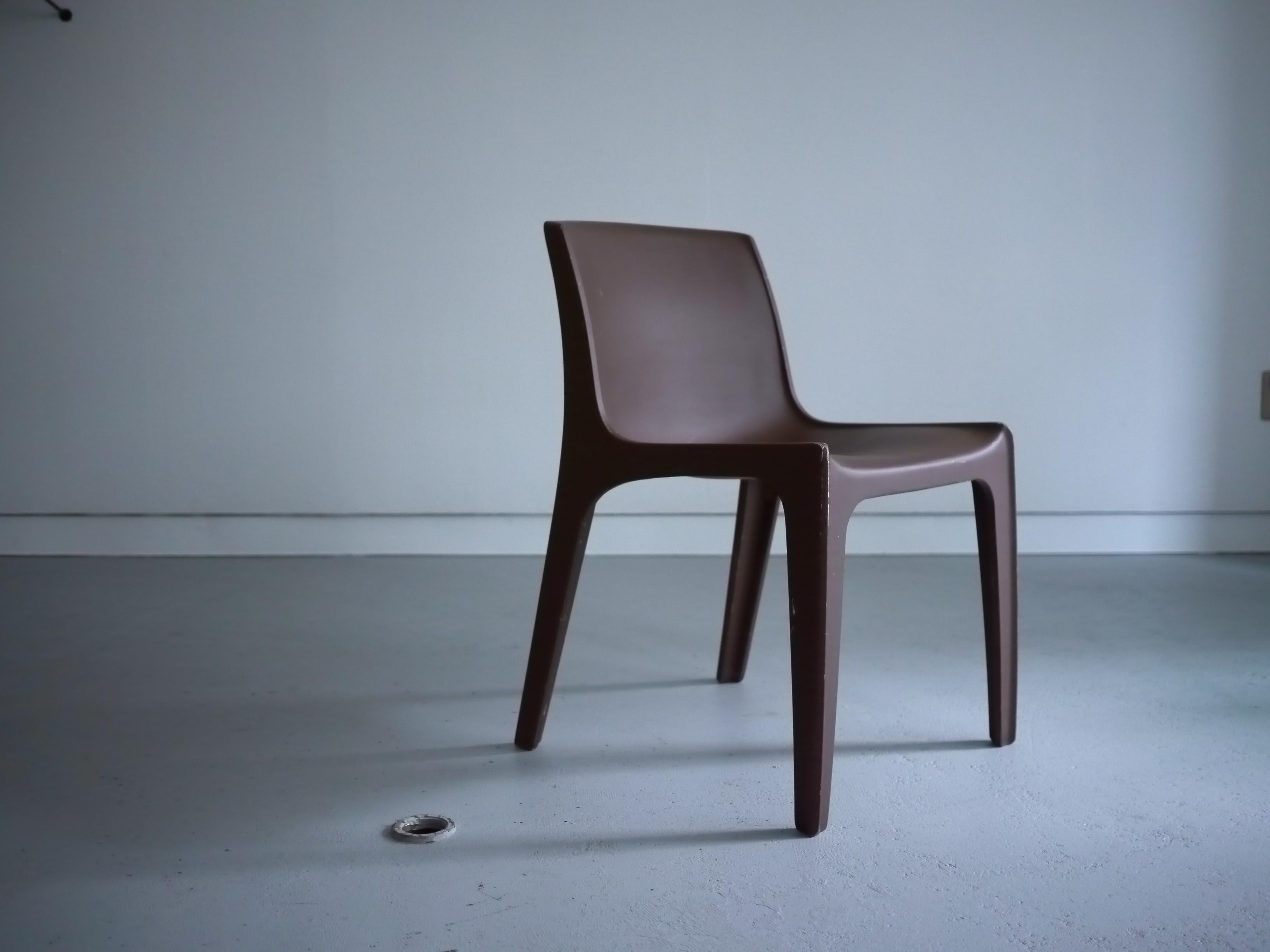 Dieser Stuhl für den Innen- und Außenbereich wurde in den 1970er Jahren von dem westdeutschen Möbelhersteller Horn eingeführt. Der Stuhl besteht aus dem vom Unternehmen entwickelten Material Polyurethan Duromar, das sehr leicht ist. 

Die