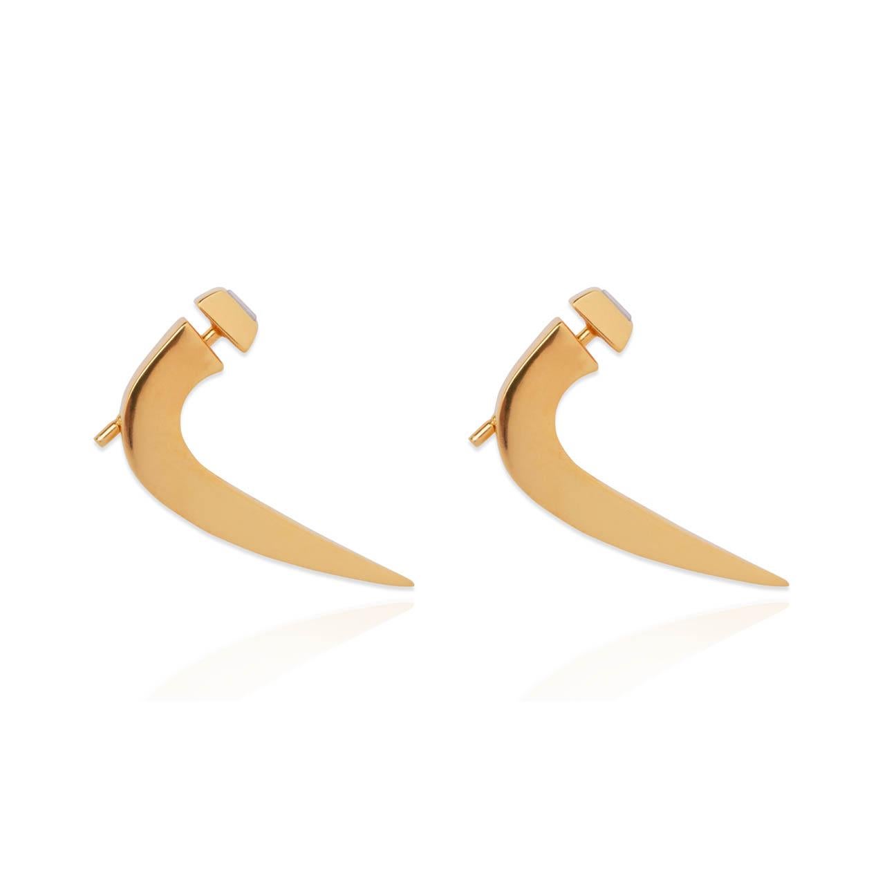 Ethno-rock unisex style earrings in 18k yellow gold vermeil, set with rainbow moonstone, a gemstone which has a meaning of enhancing mental power. The design is inspired by the shape of the horseshoe nails and the horned-body ornaments popular in