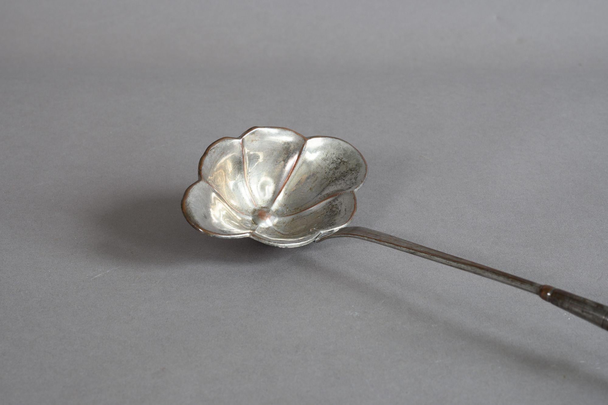 Horn handled silver plated punch ladle.

U.K circa 1880.

H 4cm x W 37cm x D 10cm