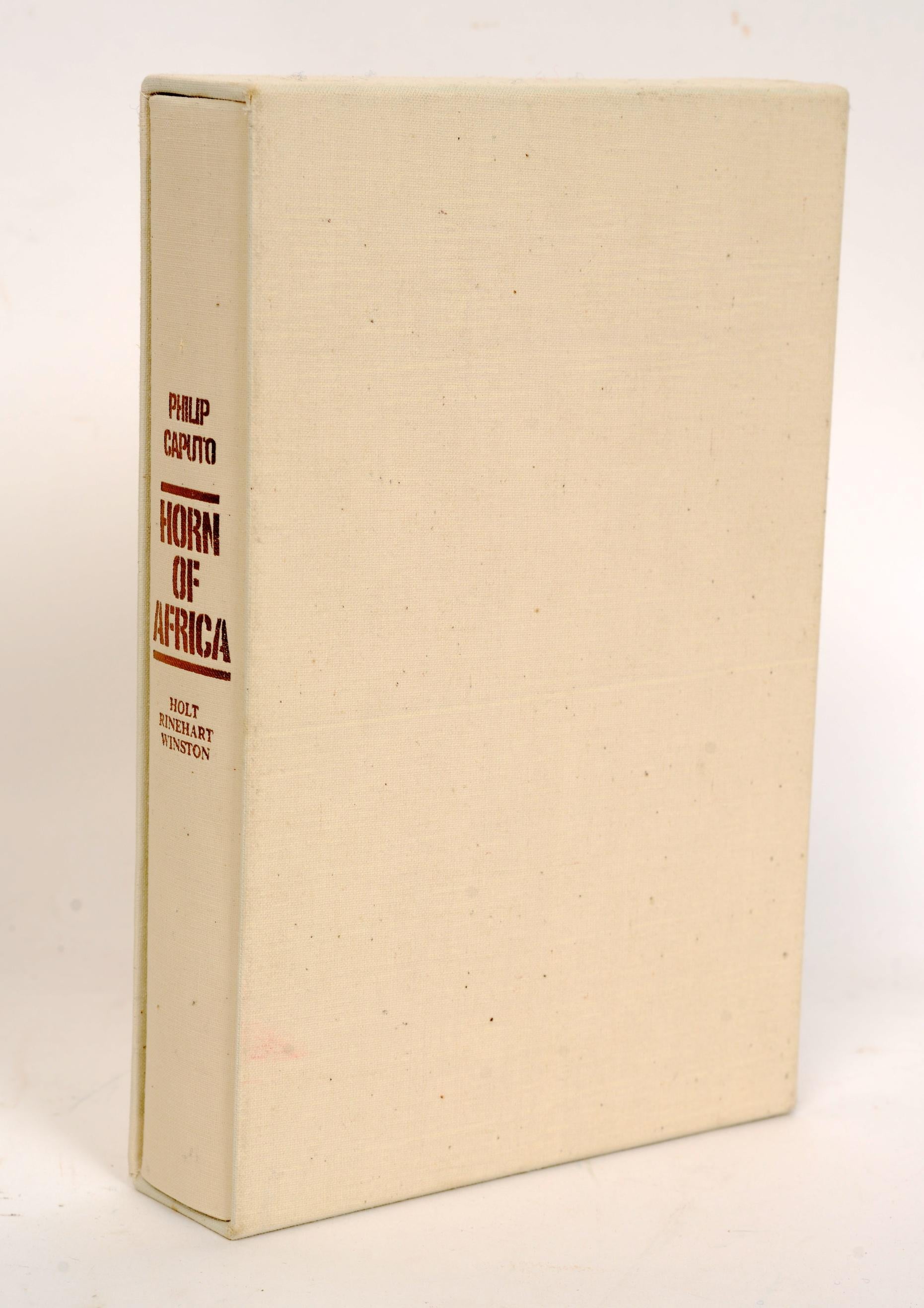 Corno d'Africa di Philip Caputo, edizione limitata, firmata e numerata, rilegata appositamente #167/250. Holt, Rinehart and Winston, New York, 1980. Copertina rigida rilegata in tela d'avena con cofanetto abbinato. Quando Charlie Gage, veterano del