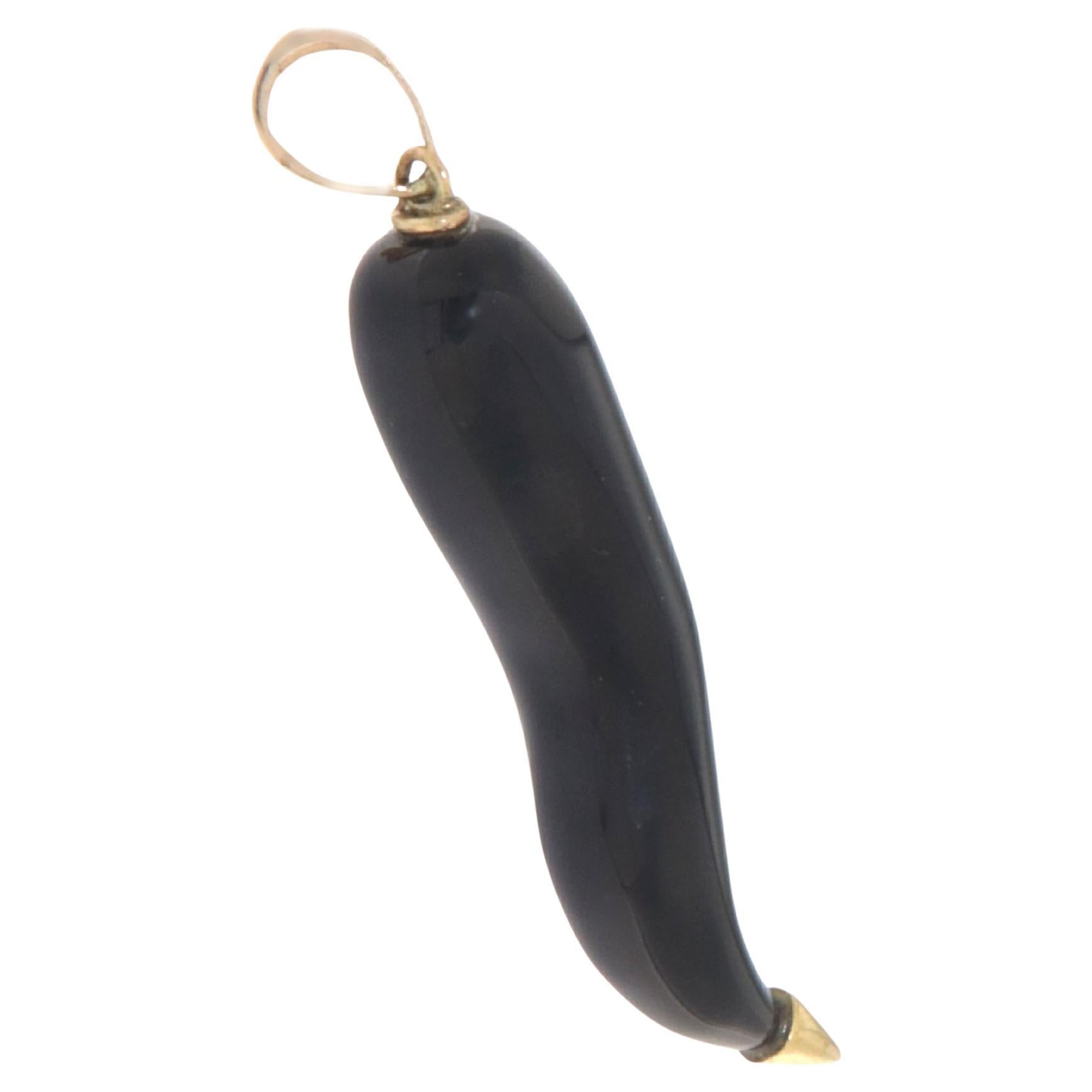 This elegant pendant, crafted in 14-karat yellow gold, is a distinctive symbol of protection and luck, featuring a horn masterfully created from onyx. The choice of onyx, a stone known for its strength and ability to ward off negative energies,