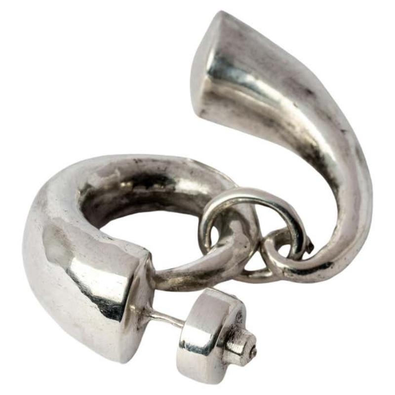Dangle earring in the shape of a horn in polished sterling silver.
Sold as single piece.