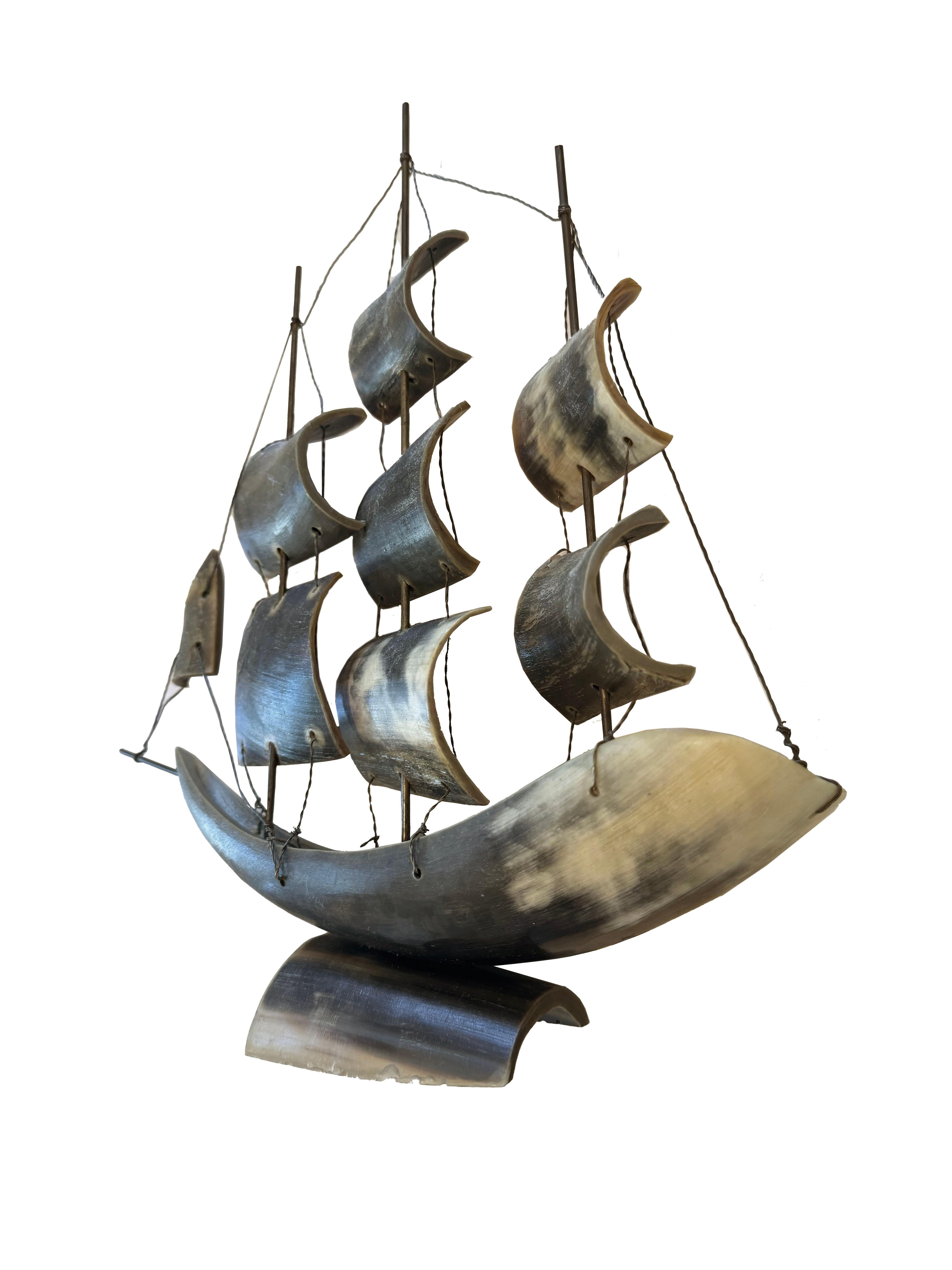 Setzen Sie die Segel in ein stilvolles Meer mit diesem außergewöhnlichen Horn-Schiff oder Segelboot-Accessoire im Stil der Jahrhundertmitte, ein Stück, das zu fesseln und zu faszinieren verspricht. Dieses einzigartige Stück ist eine kunstvolle