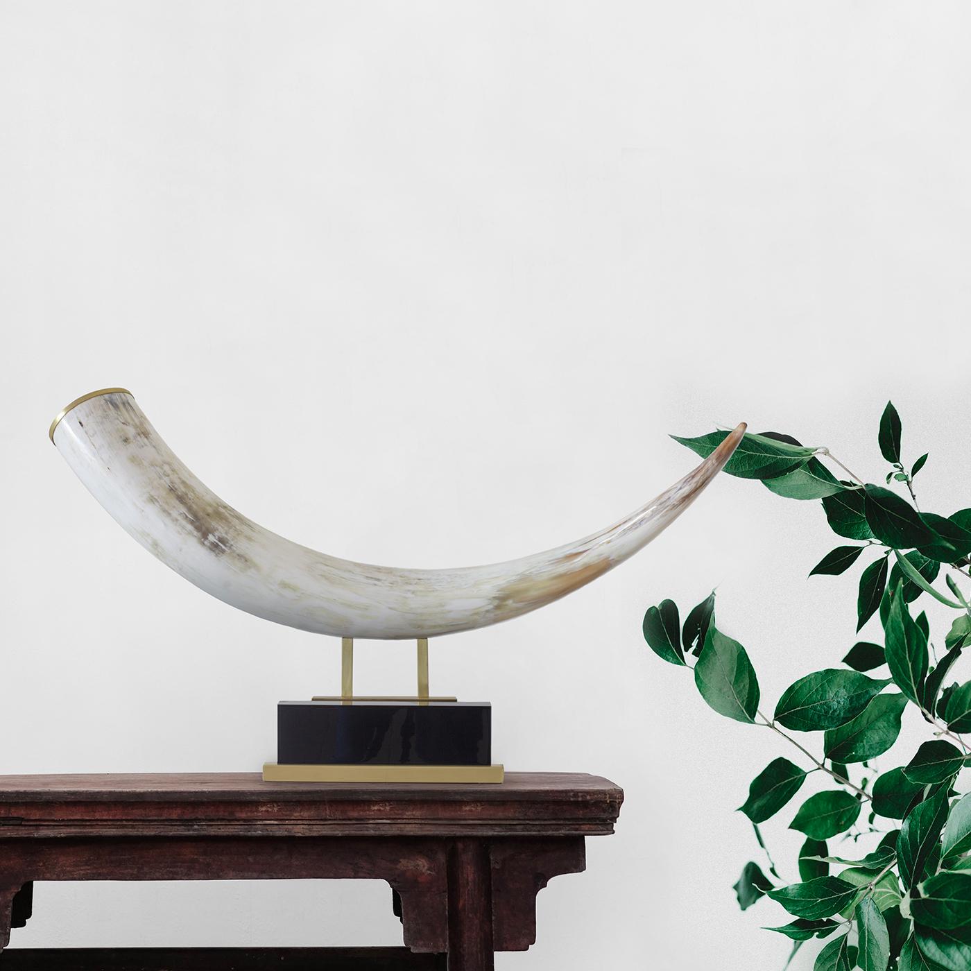 A standalone statement piece that will set the style in any home, this stunning horn sculpture can be displayed on a console in the living room or stately foyer in a traditional and modern interior decor. The support is made of black resin and