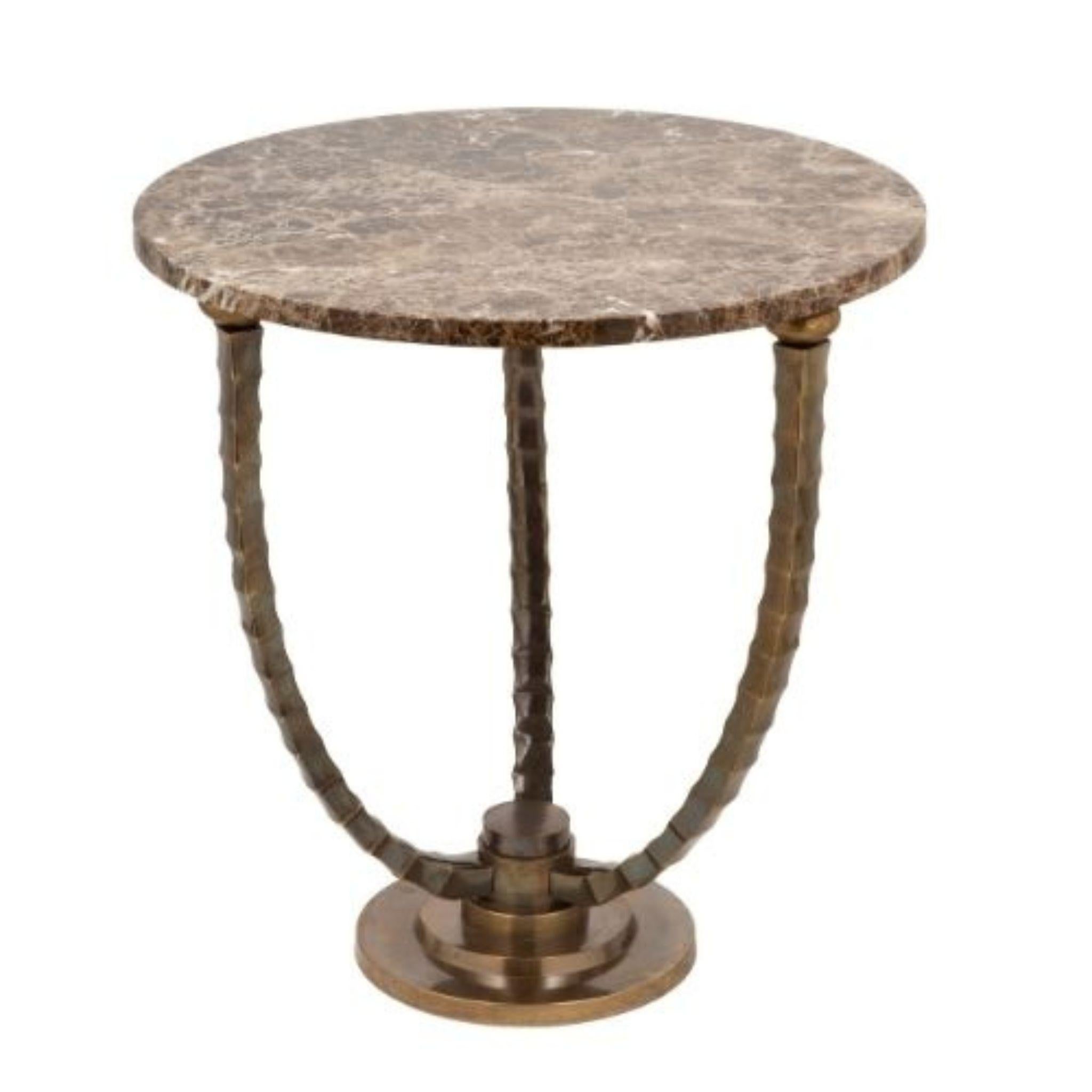 Horn Side table in ethnic style, its curved legs, in cast brass, are worked to recall the horns of exotic animals and their majesty and elegance. The color chosen for this coffee table recalls the shades of the land of Africa.