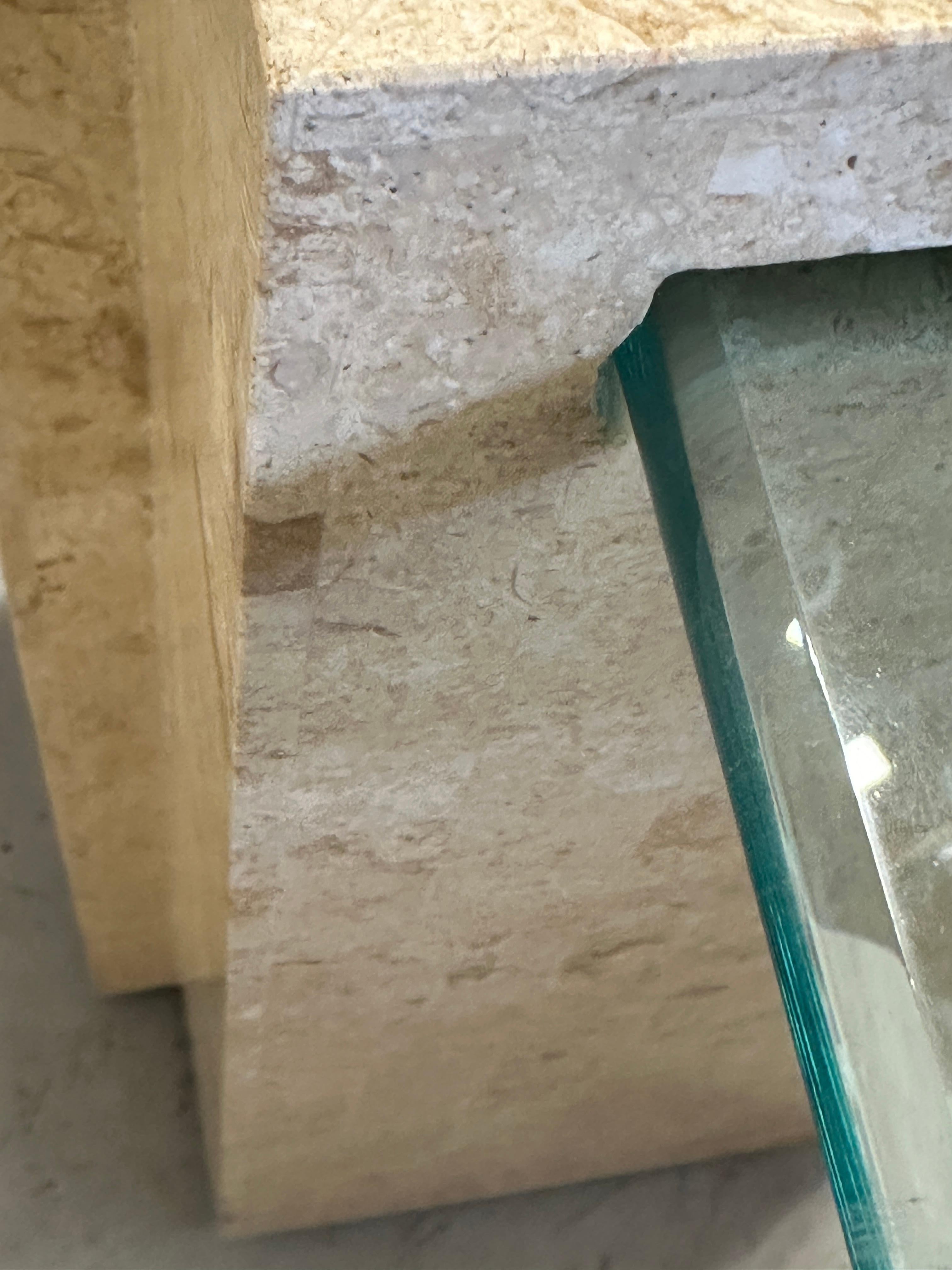 Table d'appoint en corne, travertin et verre Attribuée à Enrique Garcel en vente 4