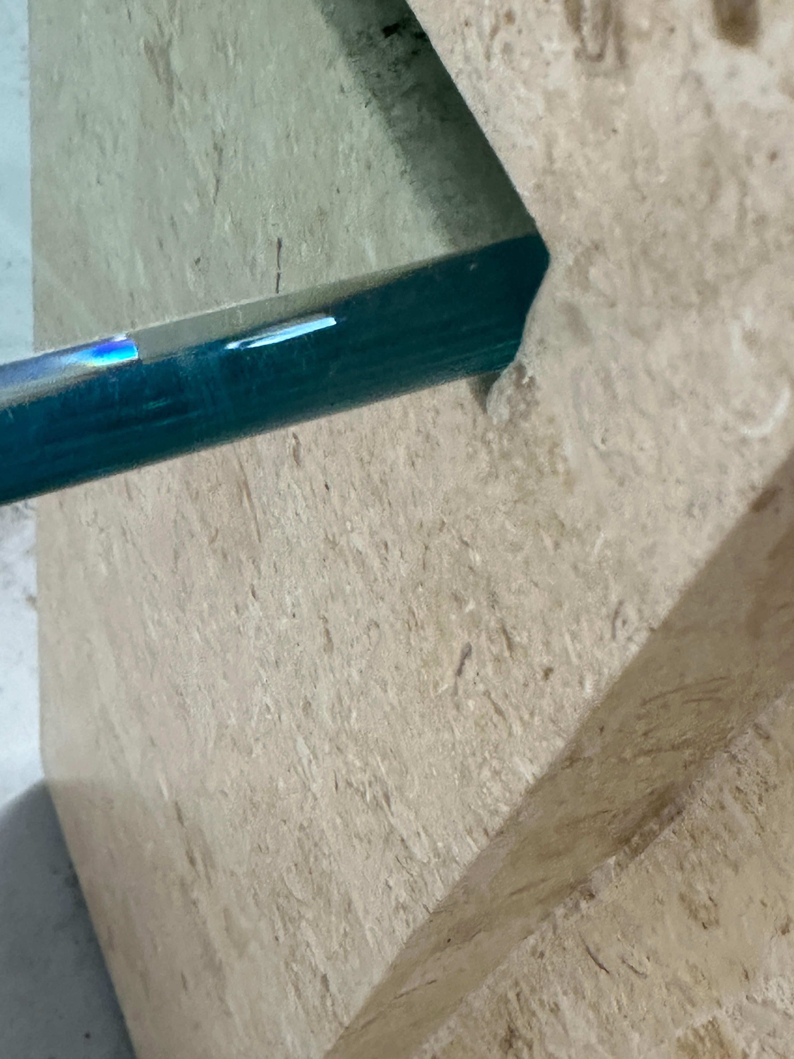 Table d'appoint en corne, travertin et verre Attribuée à Enrique Garcel en vente 5