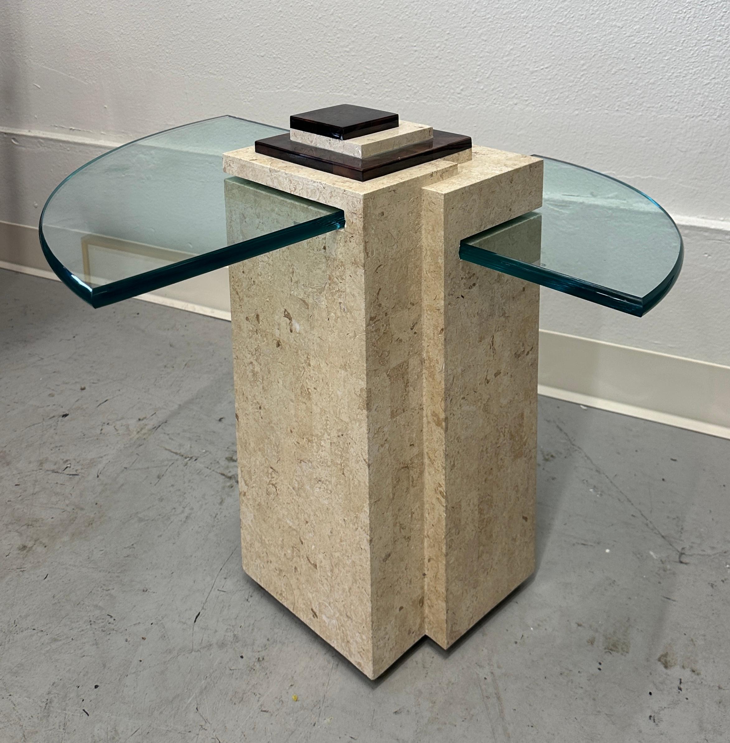 Corne Table d'appoint en corne, travertin et verre Attribuée à Enrique Garcel en vente