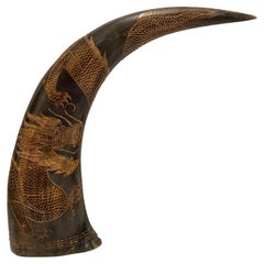 Horn mit Drachenschnitzerei