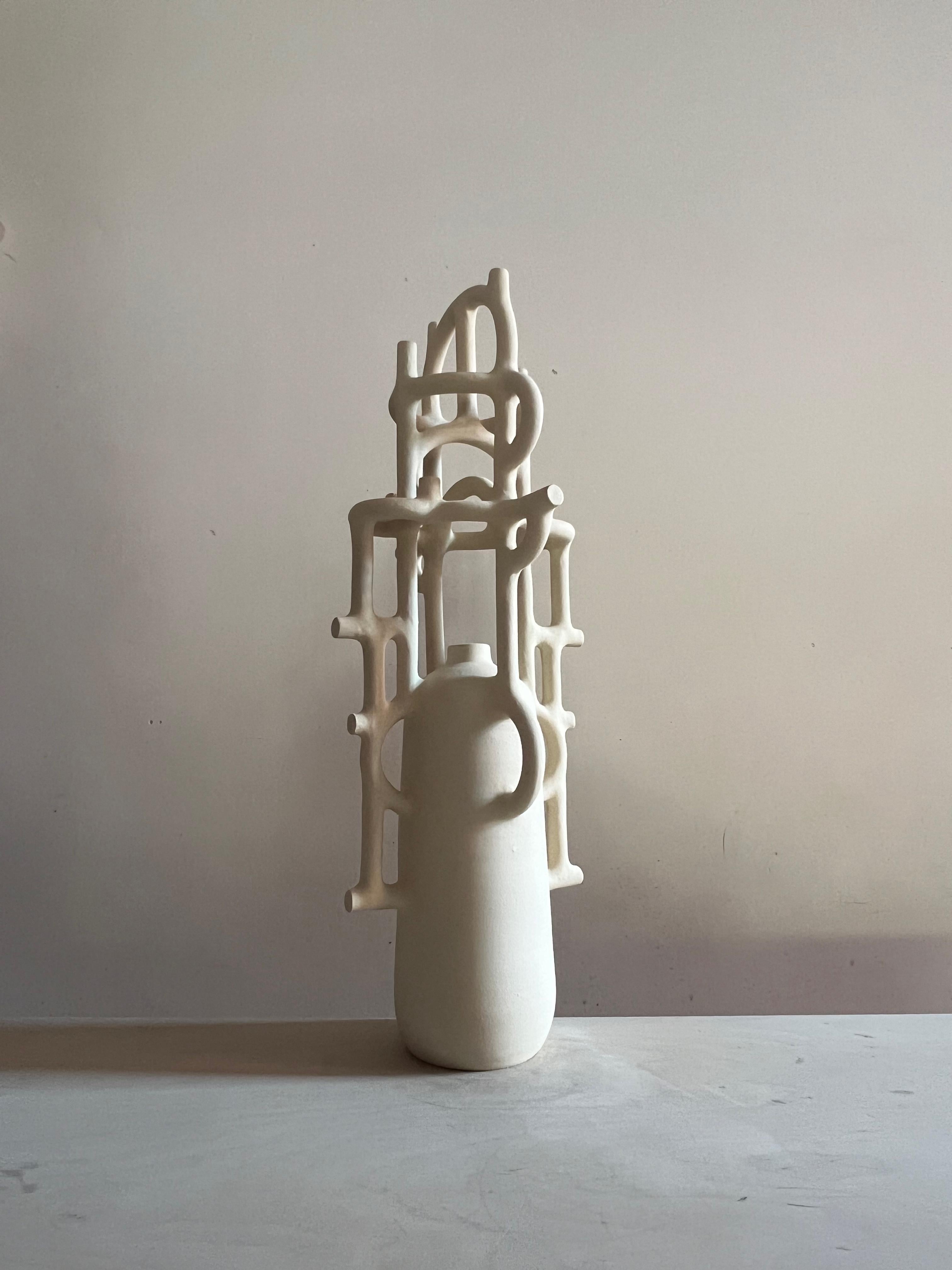 Ispirate all'architettura e a civiltà immaginarie, queste sculture fatte a mano evocano forza, stabilità e atemporalità. Ogni pezzo unico e terroso diventa un simbolo: una fortezza, un altare, una reliquia di rituali sconosciuti. L'artista gioca con